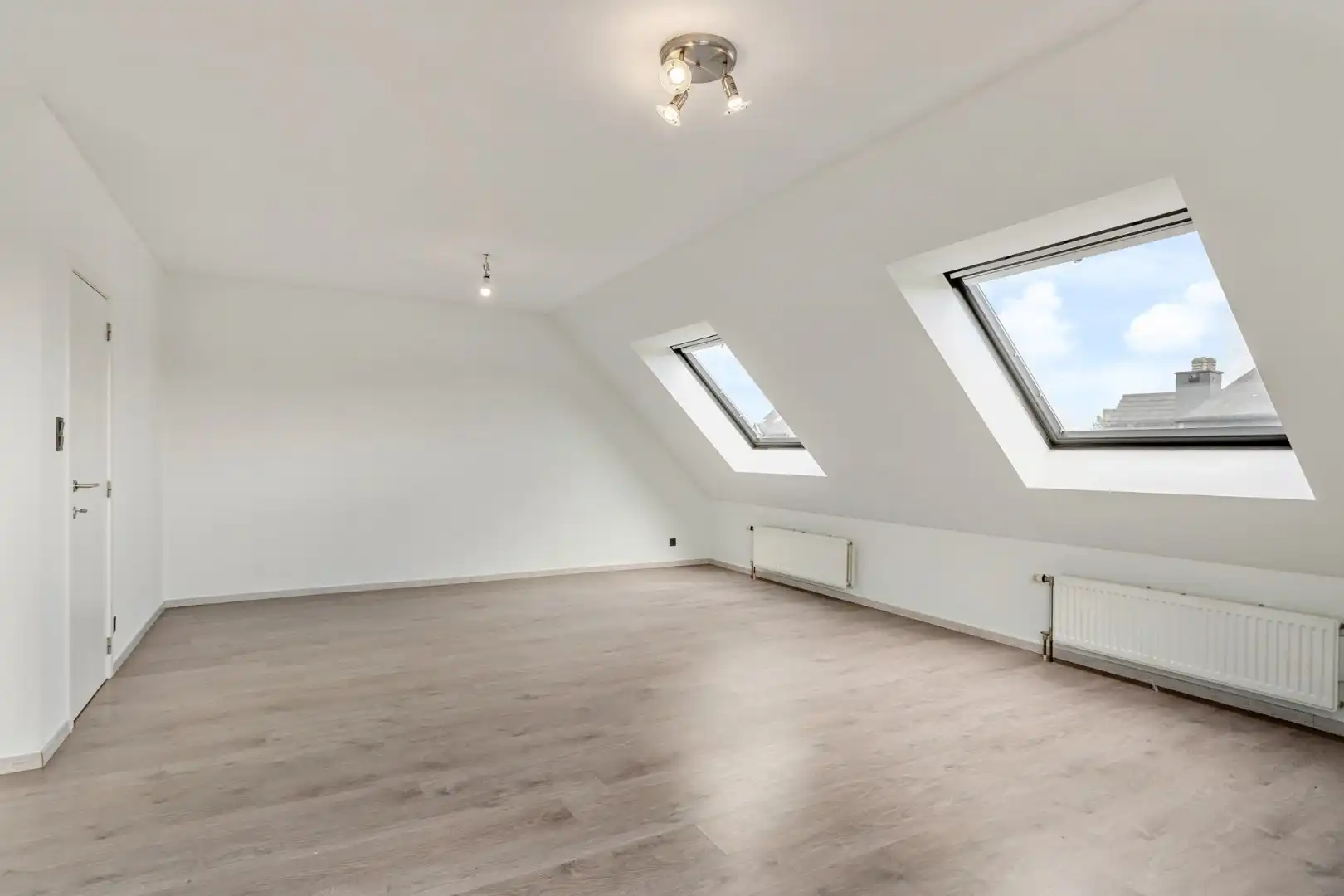 Recent gerenoveerd Duplex appartement met 3 slaapkamers en garagebox in het centrum van Hasselt. foto 8