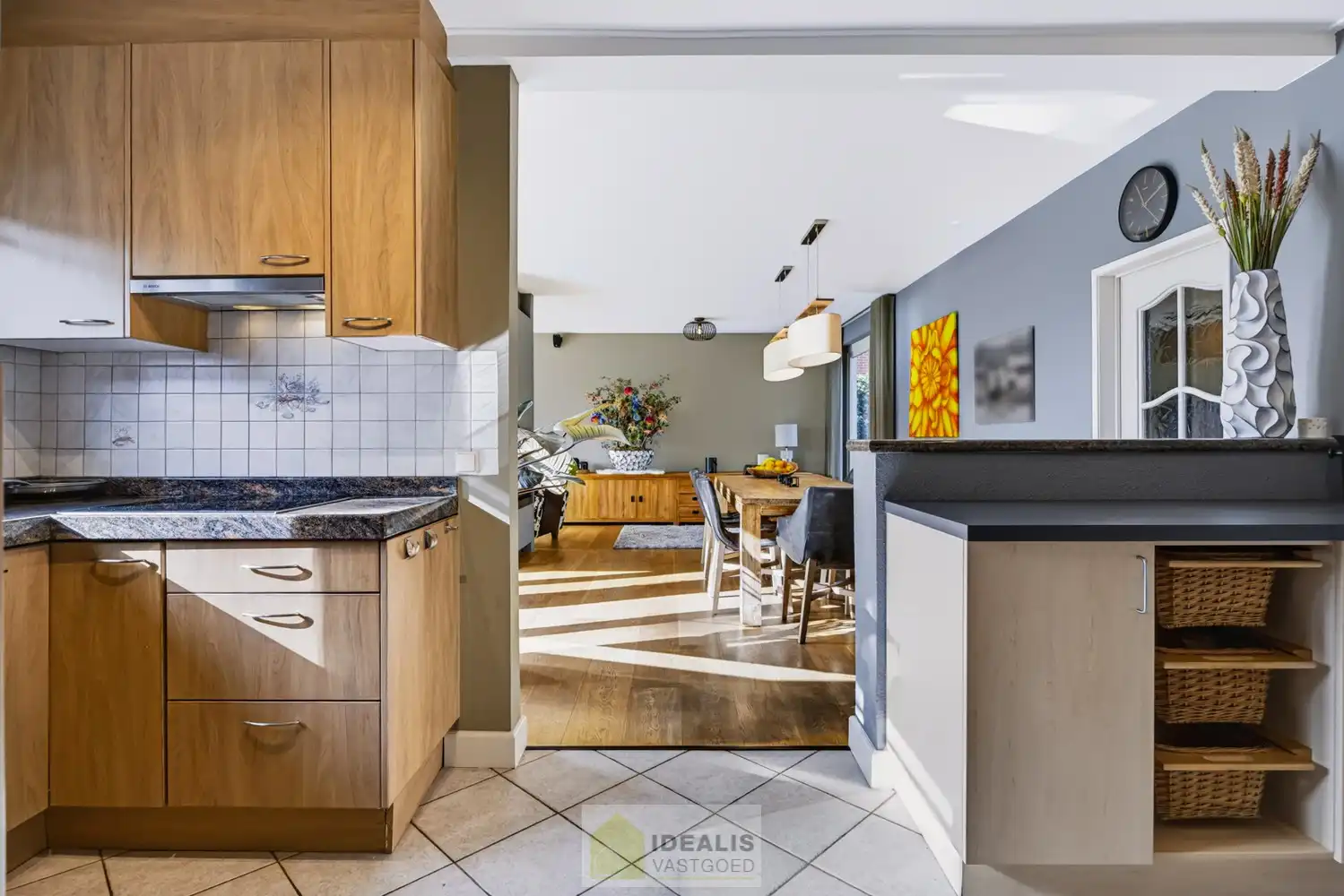 IDEALIS VASTGOED – EEN HUIS OM VERLIEFD OP TE WORDEN! DEZE PRACHTIGE INSTAPKLARE (LEVENSBESTENDIGE) VILLA MET EEN HEERLIJKE LICHTRIJKE LEEFRUIMTE VOORZIEN VAN EEN OPEN KEUKEN, 5 SLAAPKAMERS, 2 BADKAMERS, EEN PERFECT AANGELEGDE TUIN IN ALLE PRIVACY, UITGERUST MET EEN GOED VOORZIENE BUITENKEUKEN EN BIJGEBOUWEN INGERICHT VOOR WELLNESS (HOT TUB) EN BERGRUIMTE! EEN MUST VISIT VOOR ZIJ OP ZOEK NAAR MOOIE HUIZEN! foto 28