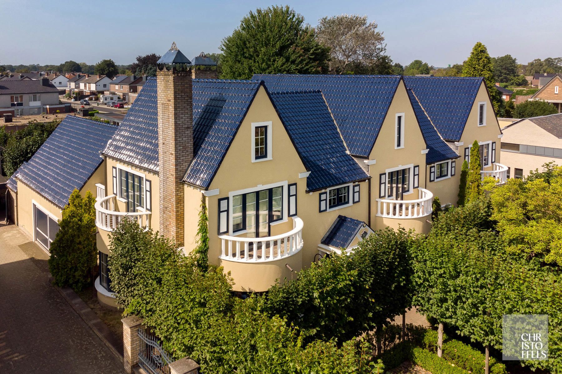 Exclusieve villa van 564m² met gastenverblijf van 165m2 vlakbij de Nederlandse grens! foto {{pictureIndex}}
