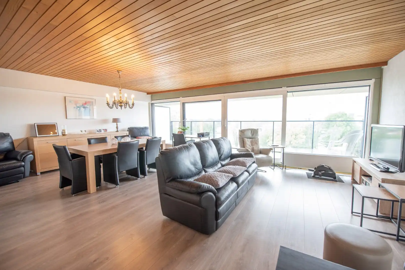 Te koop – Ruim gerenoveerd appartement in Residentie Regenboog. foto 2