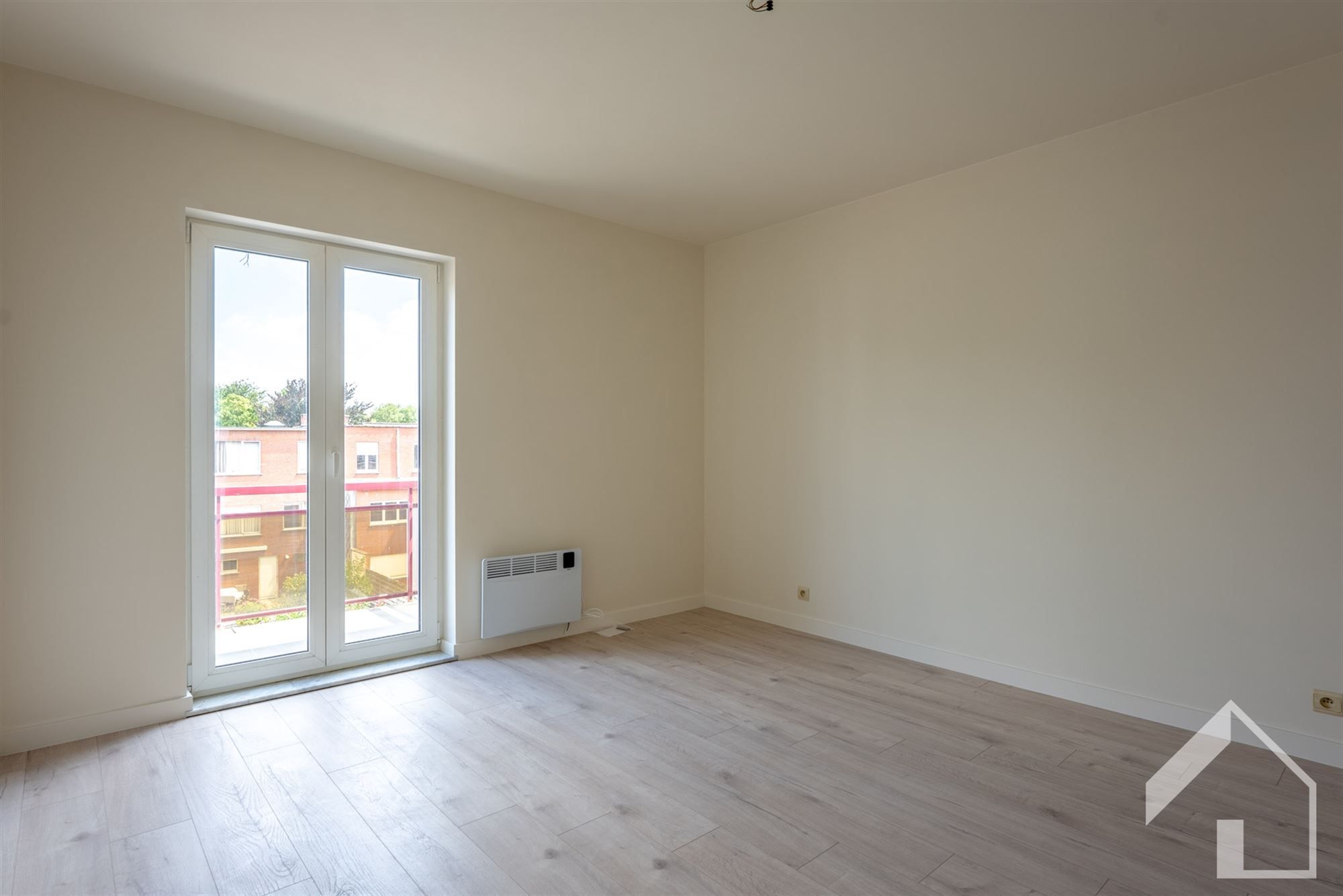 Gerenoveerd 2-slaapkamerappartement met garage foto 8