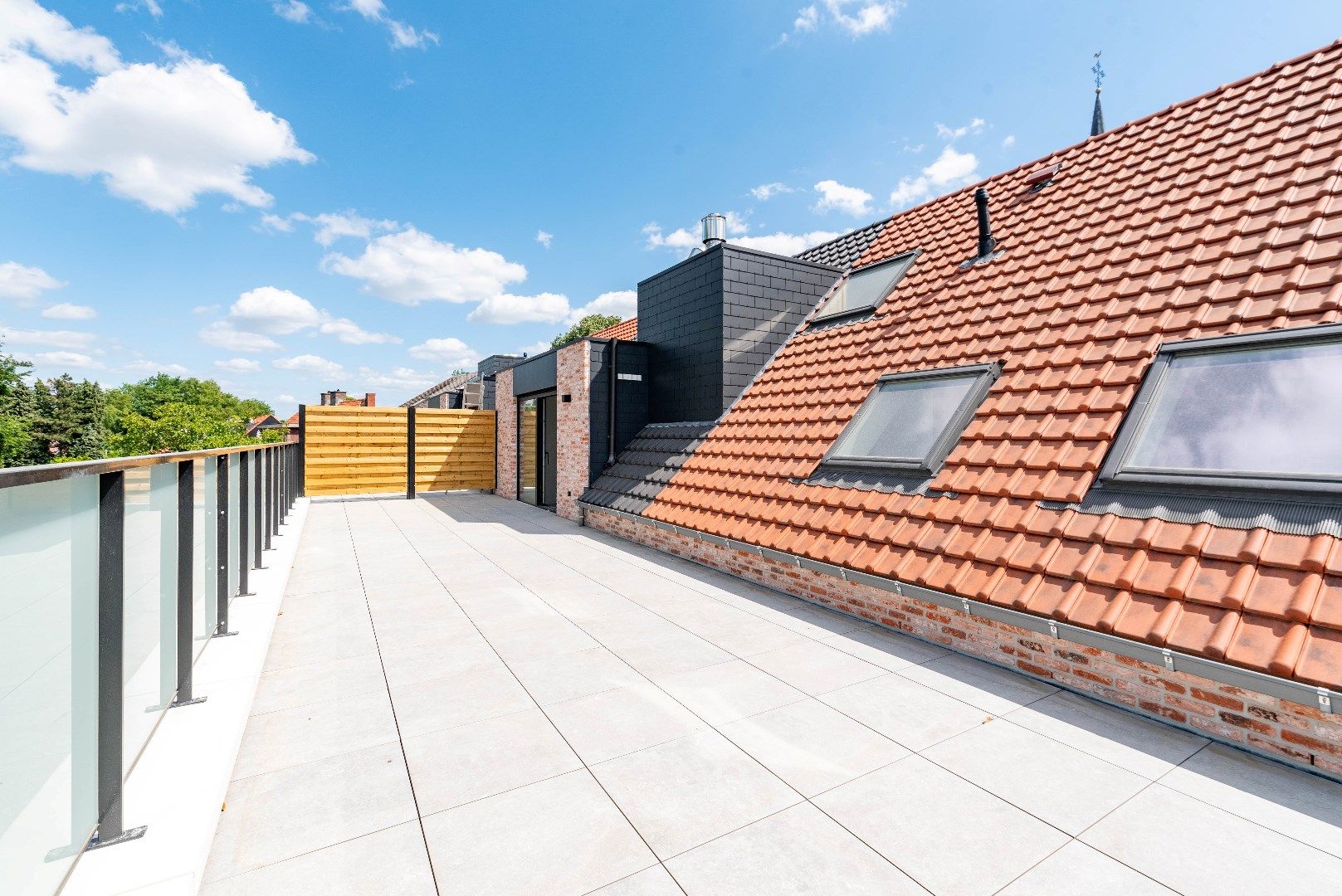 Stijlvol nieuwbouwappartement met ruim terras foto 2