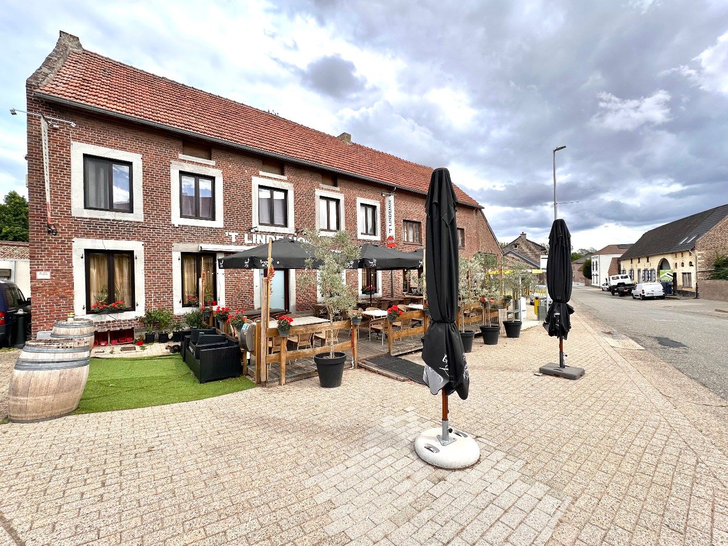 Ruim handelspand (café-restaurant) met terras, woonmogelijkheid en garage in Rutten (Tongeren) foto {{pictureIndex}}