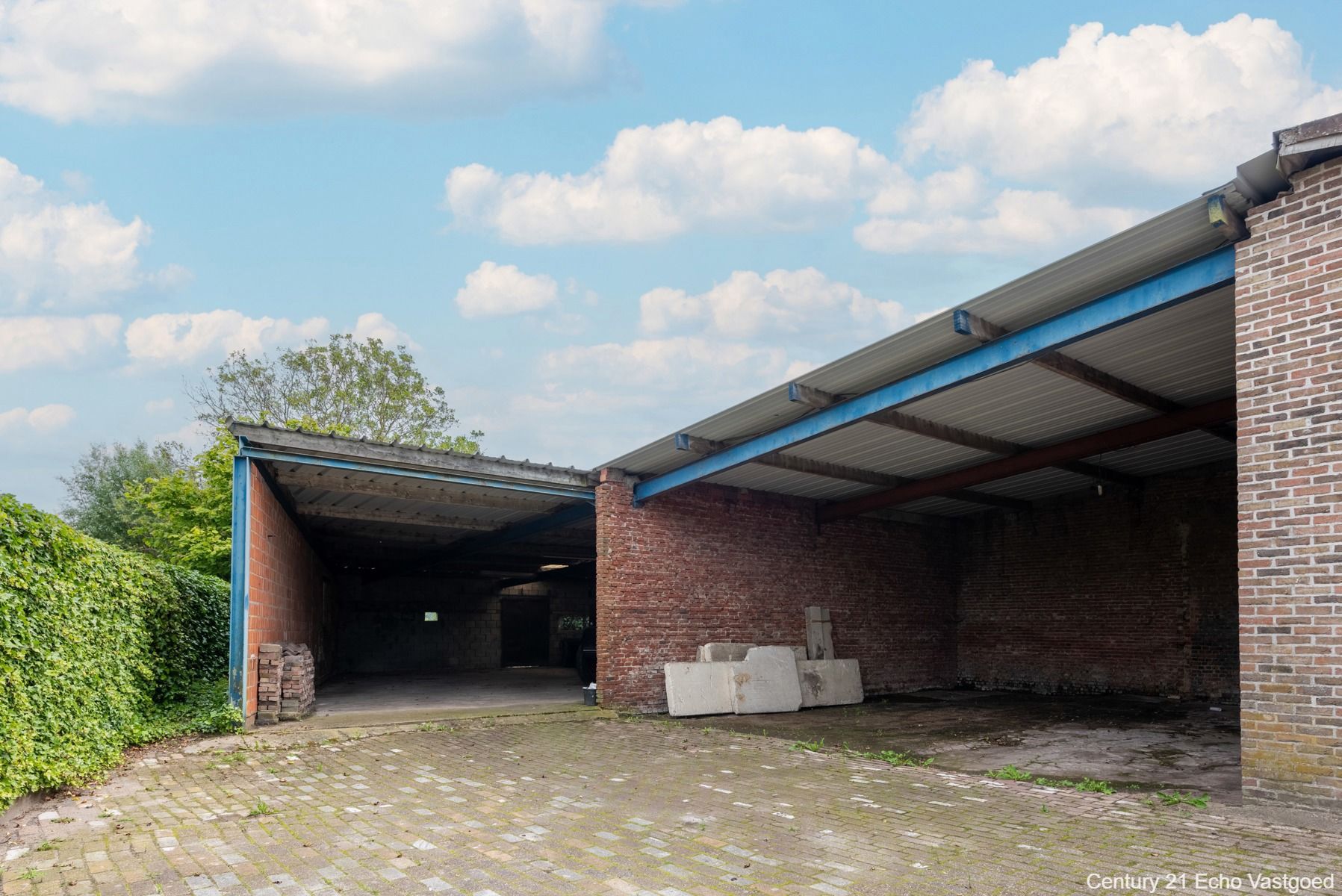 Karakterwoning met hal, garages, parking, tuin op ca 898m² foto 9