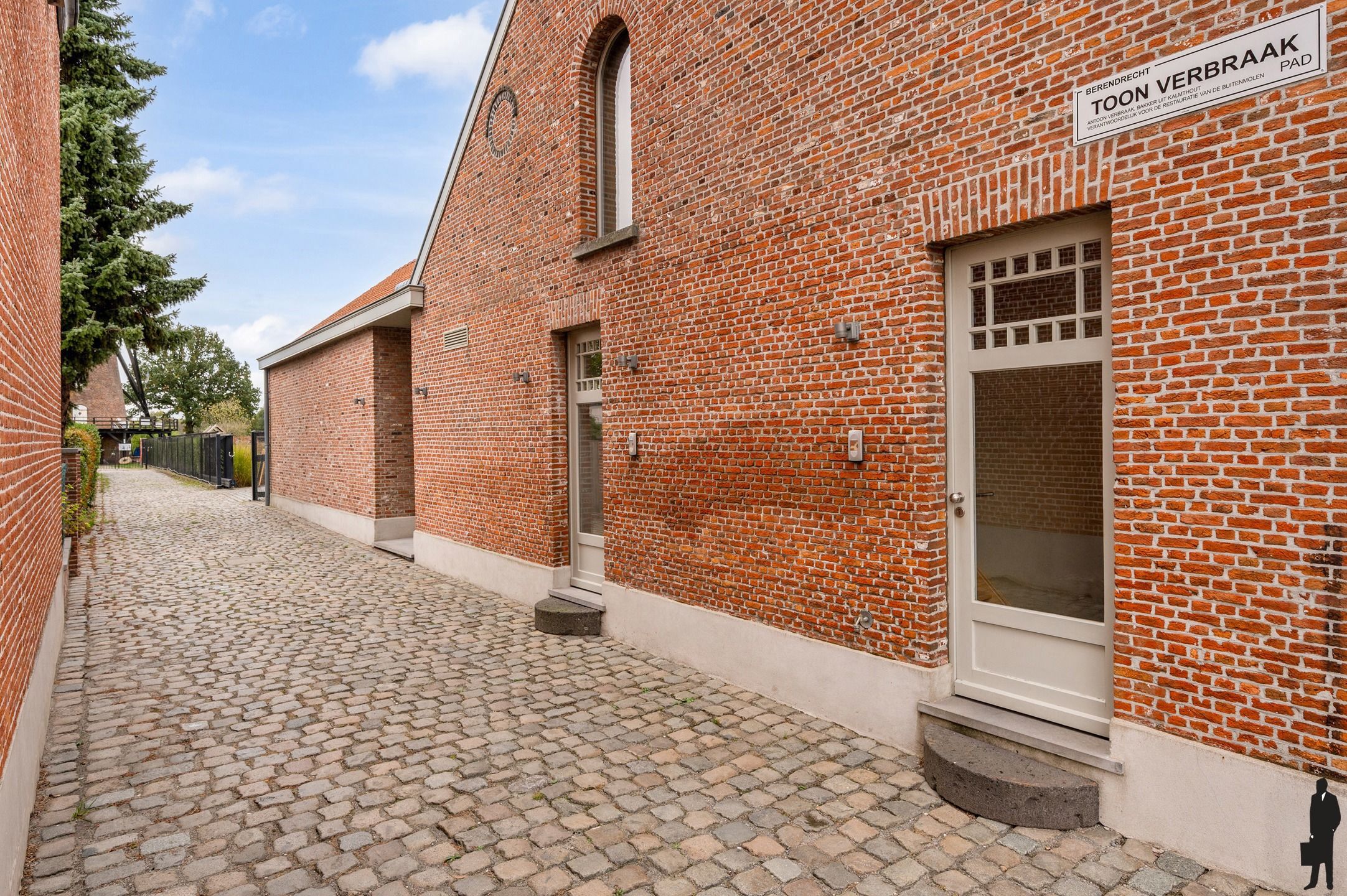 Polyvalent gebouw met 60 parkeerplaatsen en appartement! foto 12