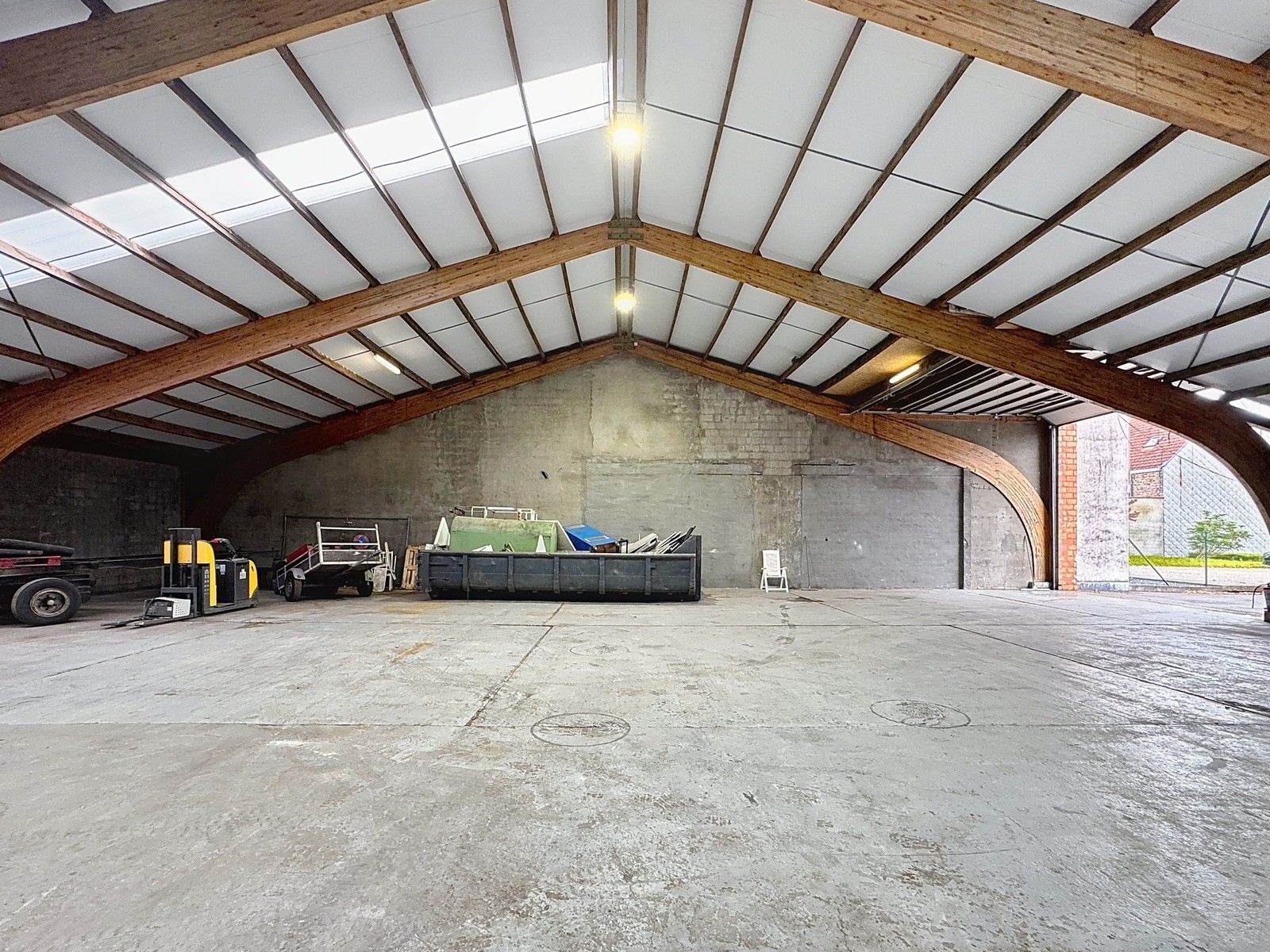 Instapklaar en geïsoleerde OPSLAGRUIMTE (384m²) met hoge sectionaalpoort op TOP-LIGGING te 8200 Brugge (Sint-Michiels)! foto 6