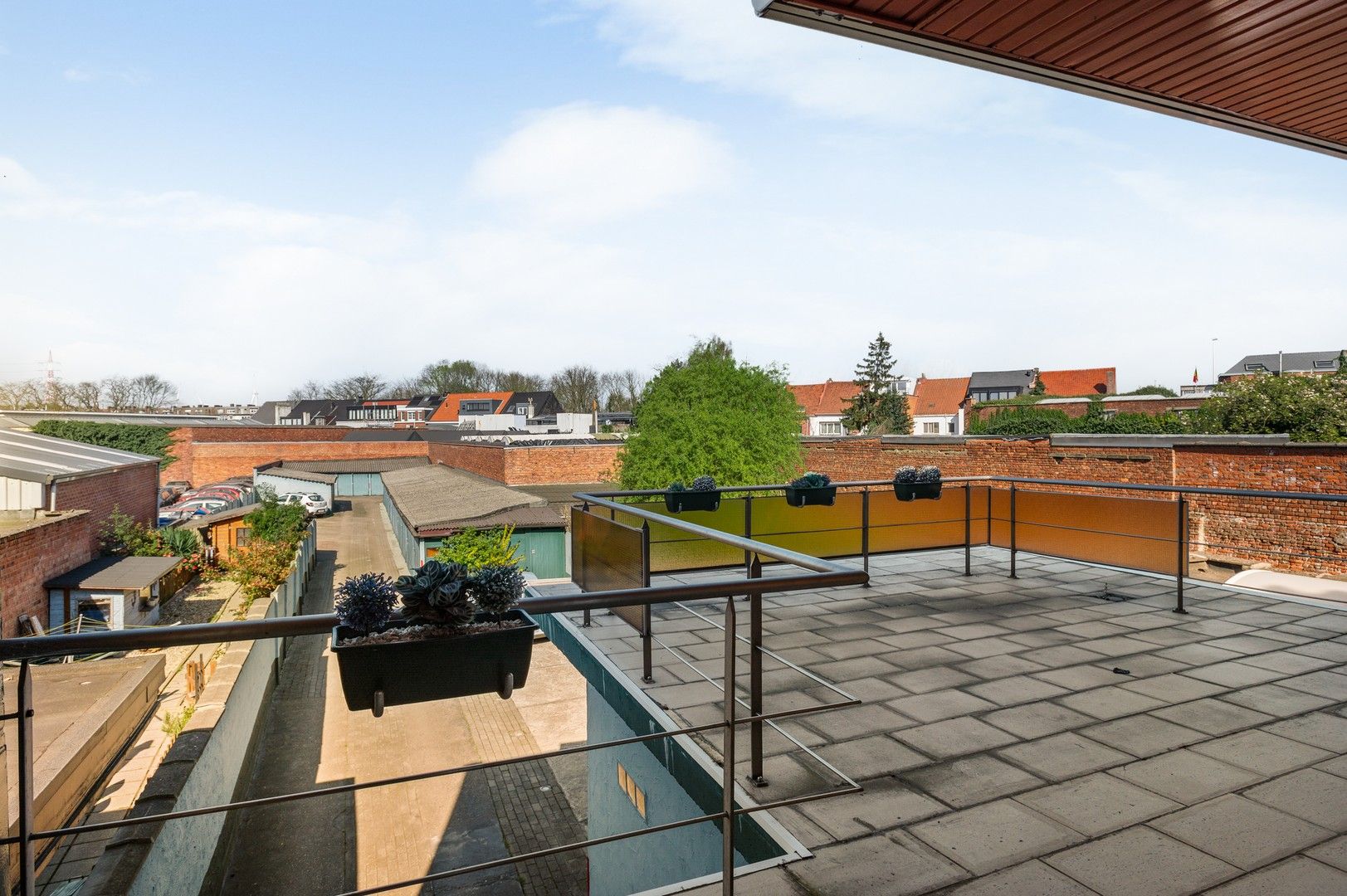 Te renoveren eengezinswoning met 17 garageboxen in Merksem foto 12