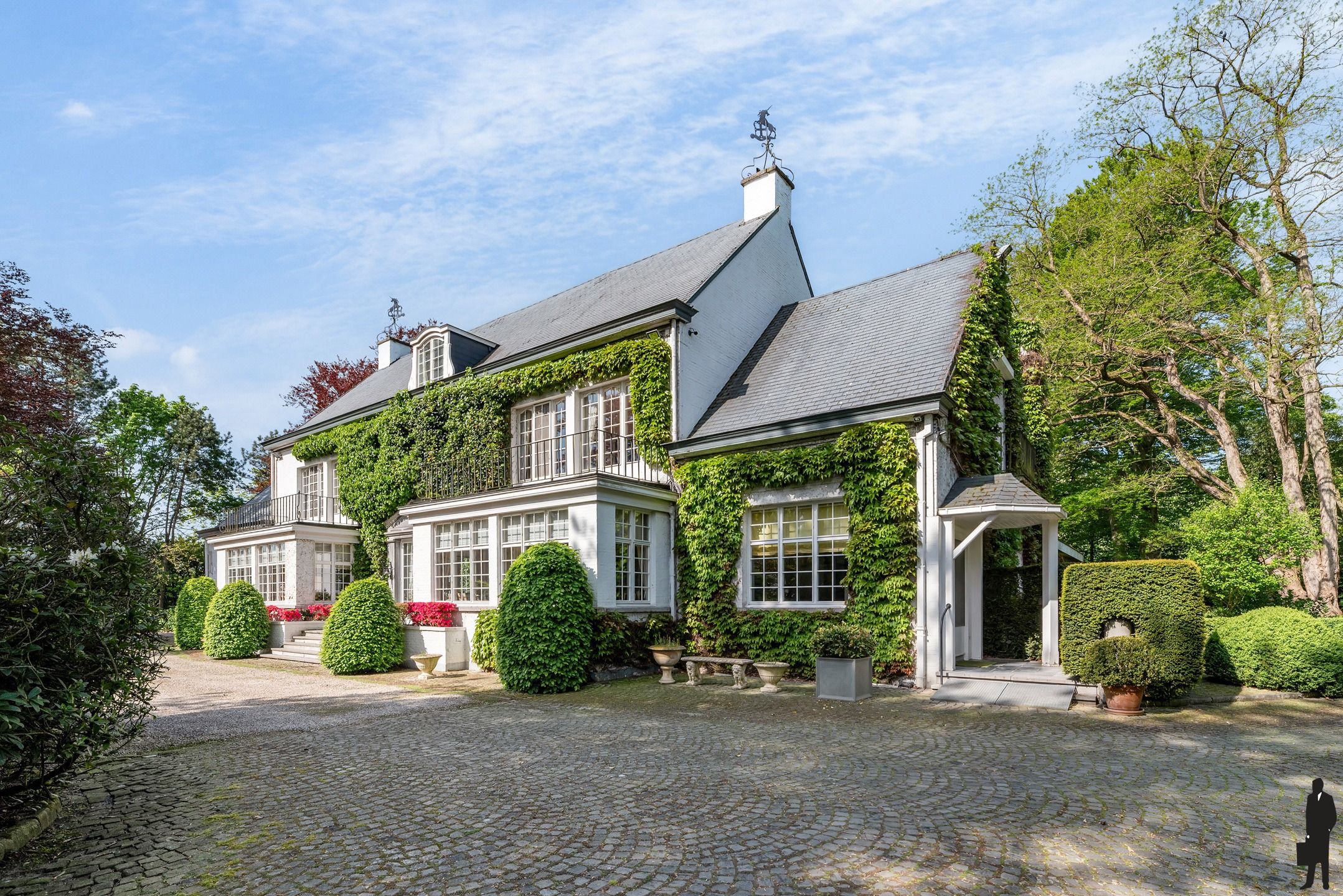 Hoofdfoto van de publicatie: Uniek domein "Hof Van Lachenen" met 2 villa's te koop in Lier. 