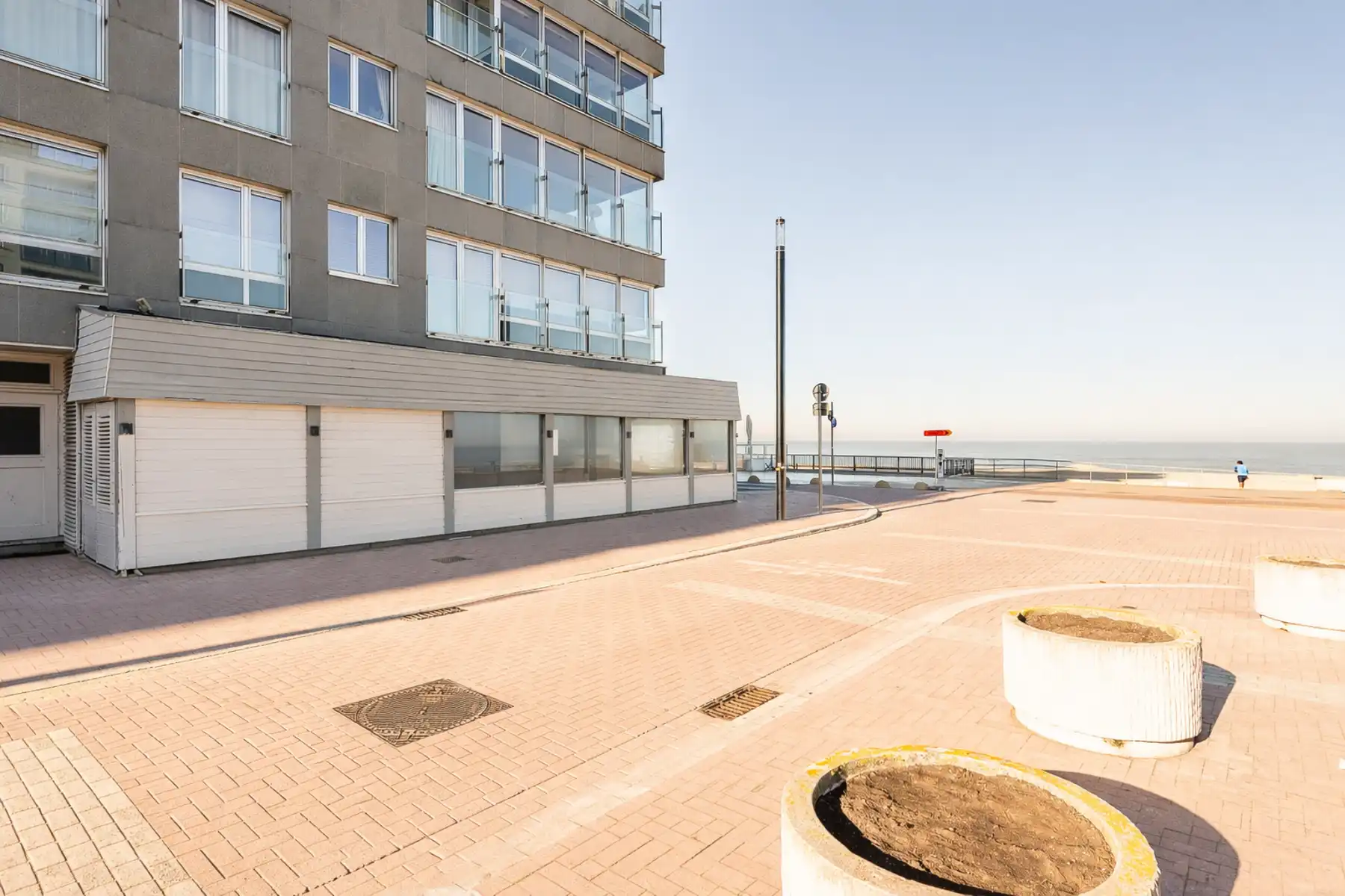 Horeca pand gelegen op een top locatie, op de hoek van de Zeedijk-Knokke en het Lichttorenplein! foto {{pictureIndex}}