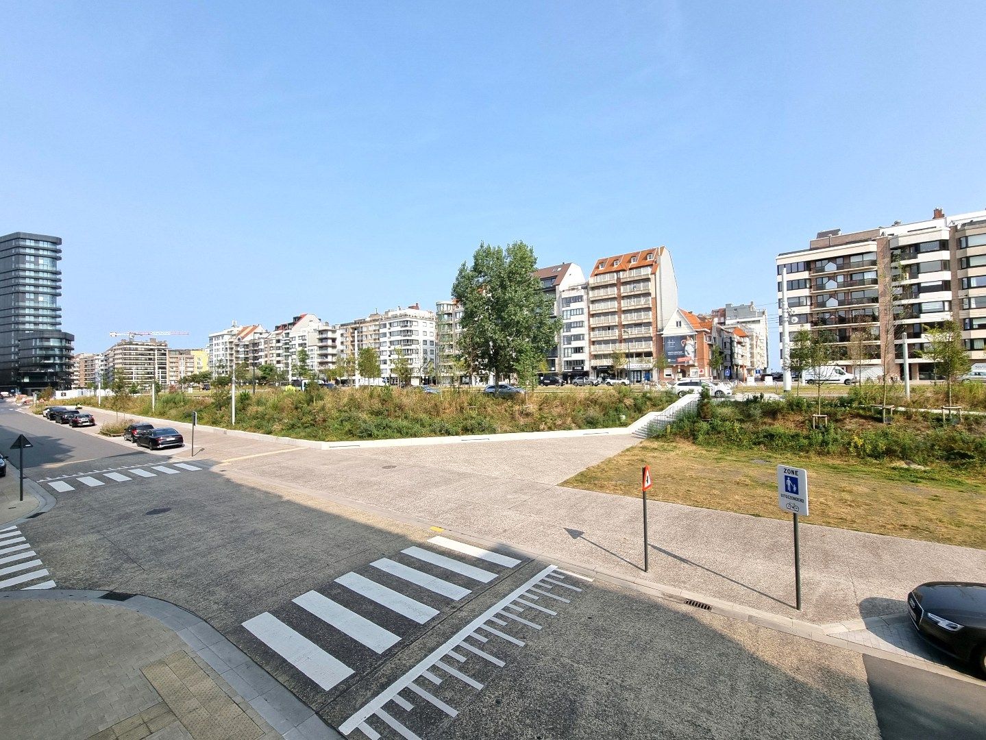Ruim drieslaapkamerappartement met zonnig terras nabij de zeedijk van Heist. foto 2