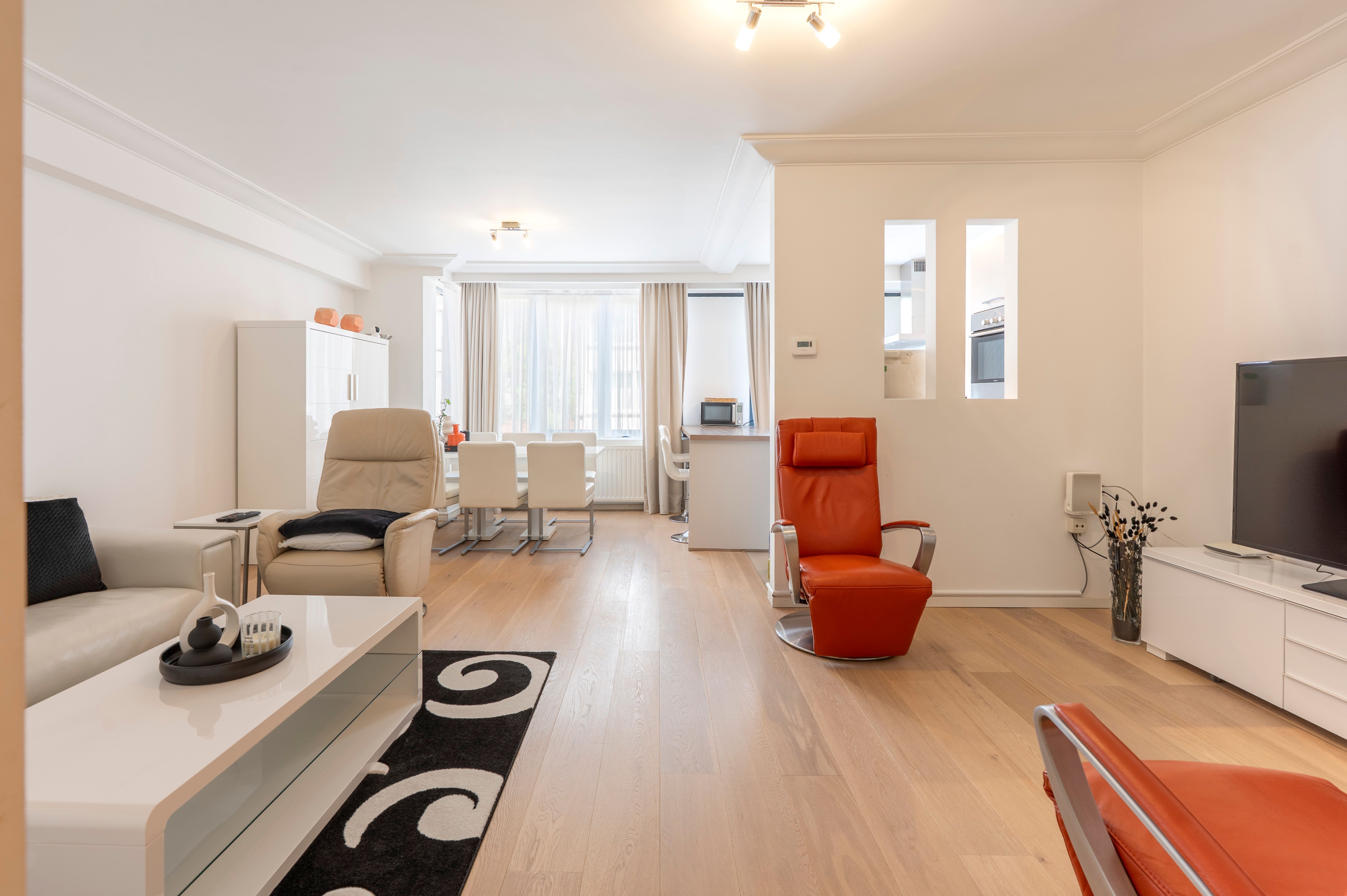 Lichtrijk twee slaapkamer appartement op centrale locatie te Merksem! foto {{pictureIndex}}