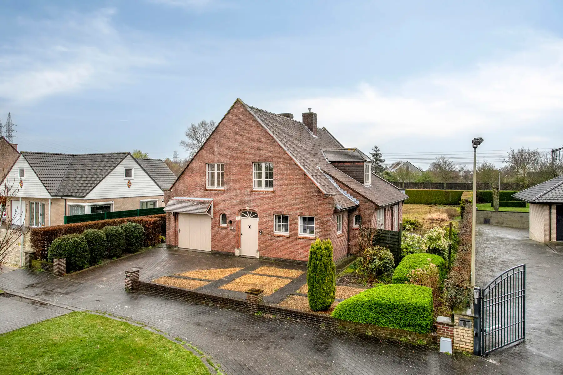 Zeer ruime villa met 4 slaapkamers!! foto {{pictureIndex}}