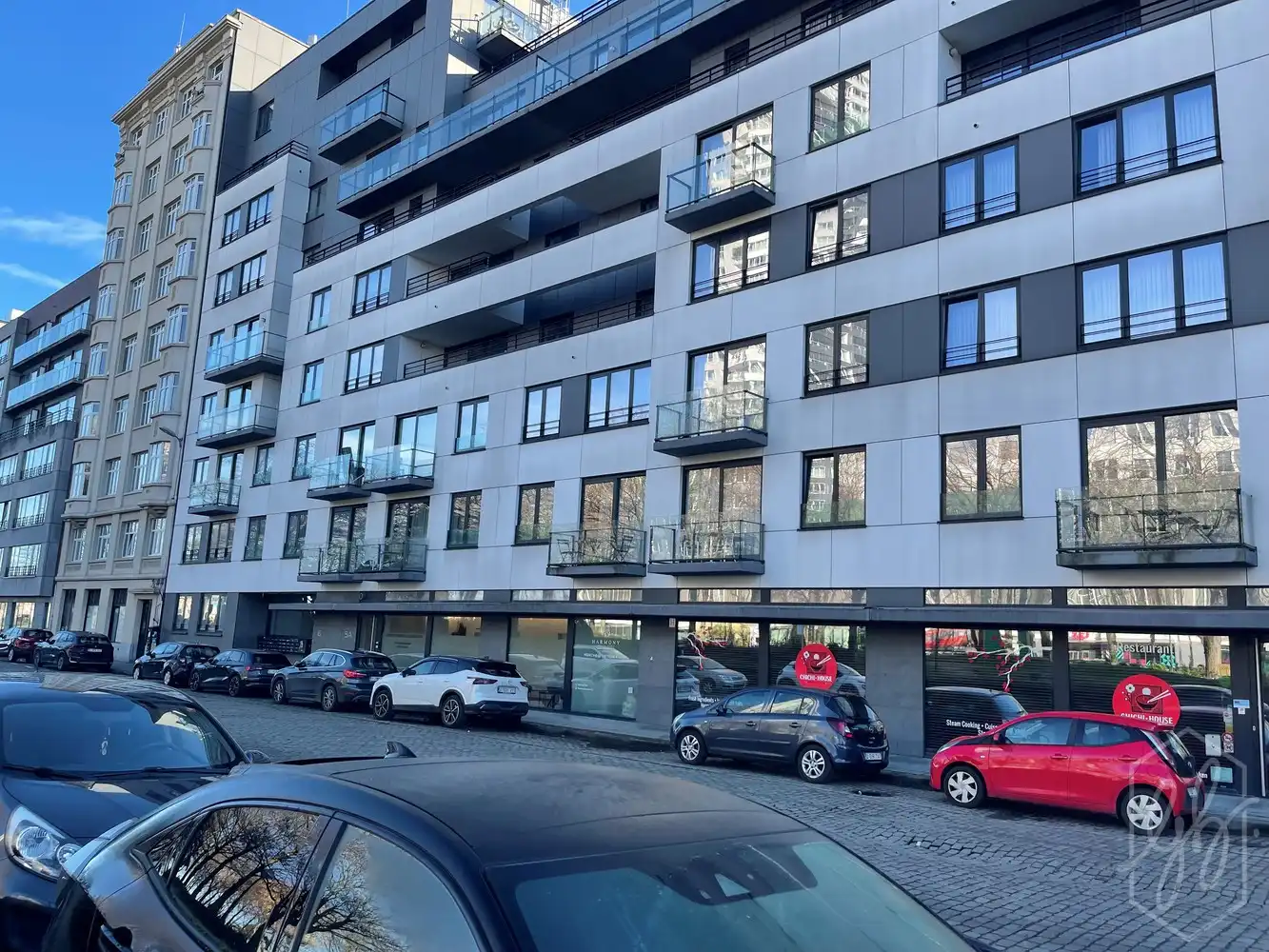 Unieke kans tot aankoop van 1 tot 3 ondergrondse garageplaatsen, gelegen in een beveiligde en goed onderhouden parkeergarage foto 3