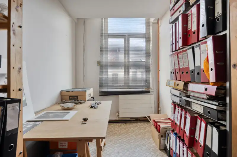 Handelspand met brede glasgevel en uitstekende visibiliteit in centrum Mechelen foto 12