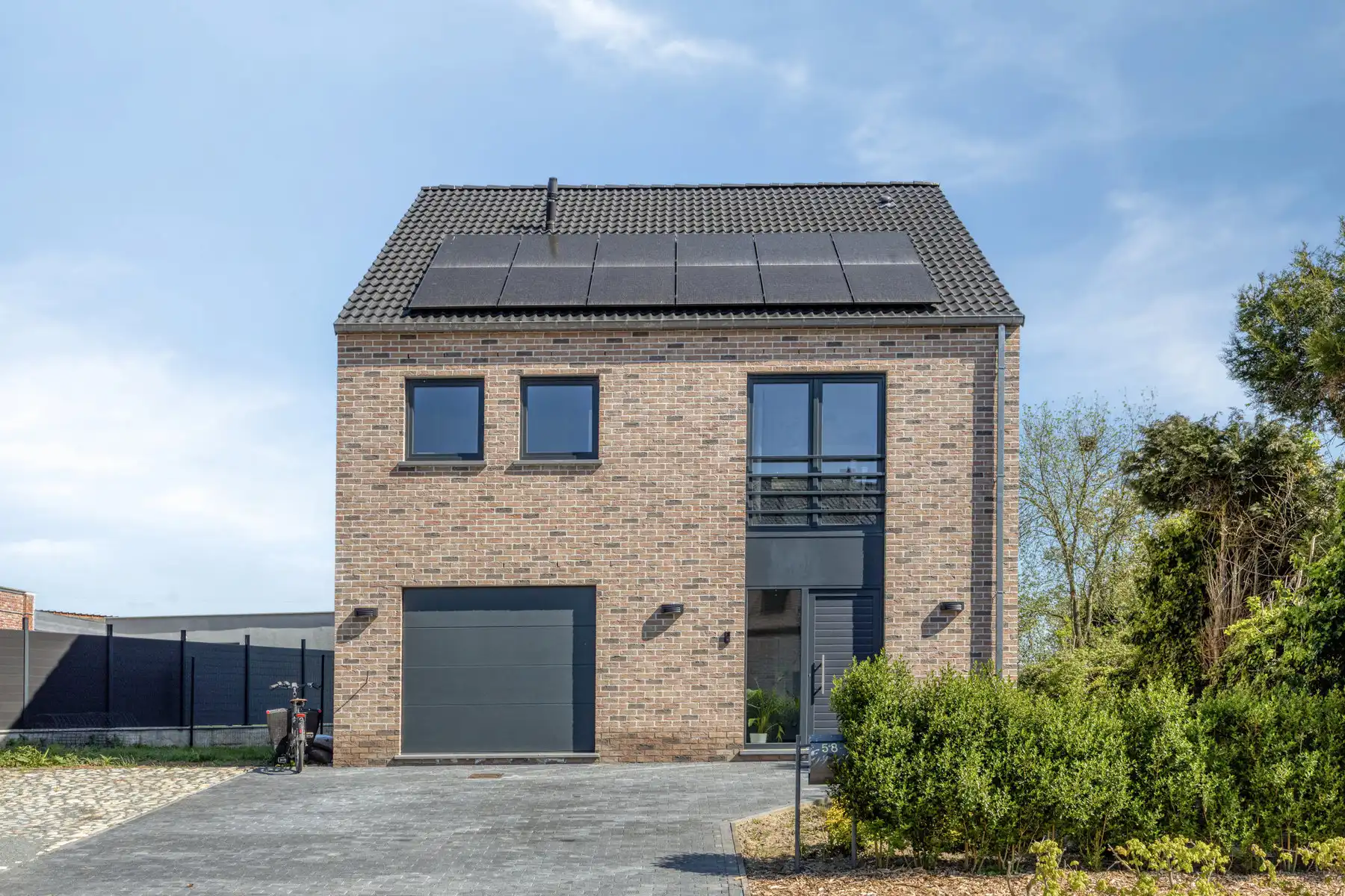 Leemans immobiliën biedt u deze uitzonderlijk ruime en energiezuinige woning aan in Merchtem! foto 2