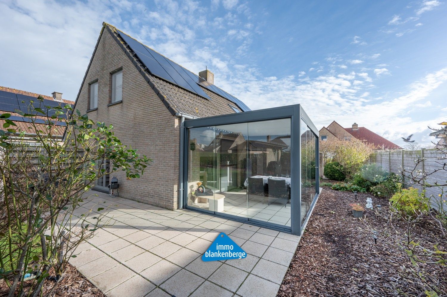 Ruime villa met zonnige tuin en moderne veranda op wandelafstand van de zee foto 6