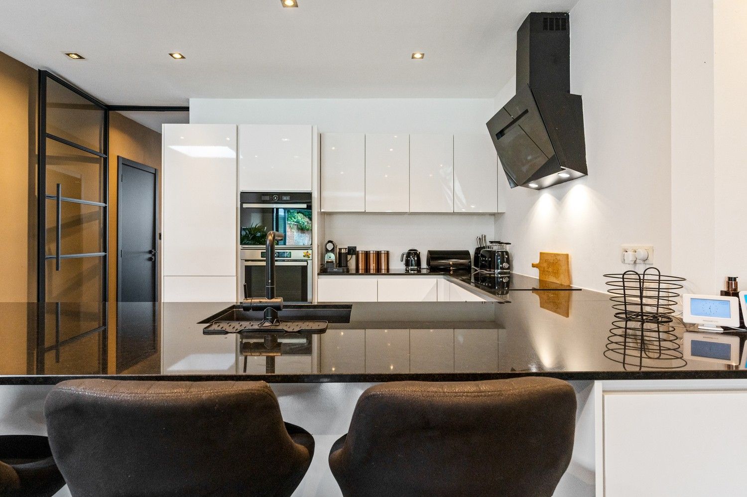 Instapklare, stijlvol gerenoveerde woning met tuin in hartje Broechem foto 9