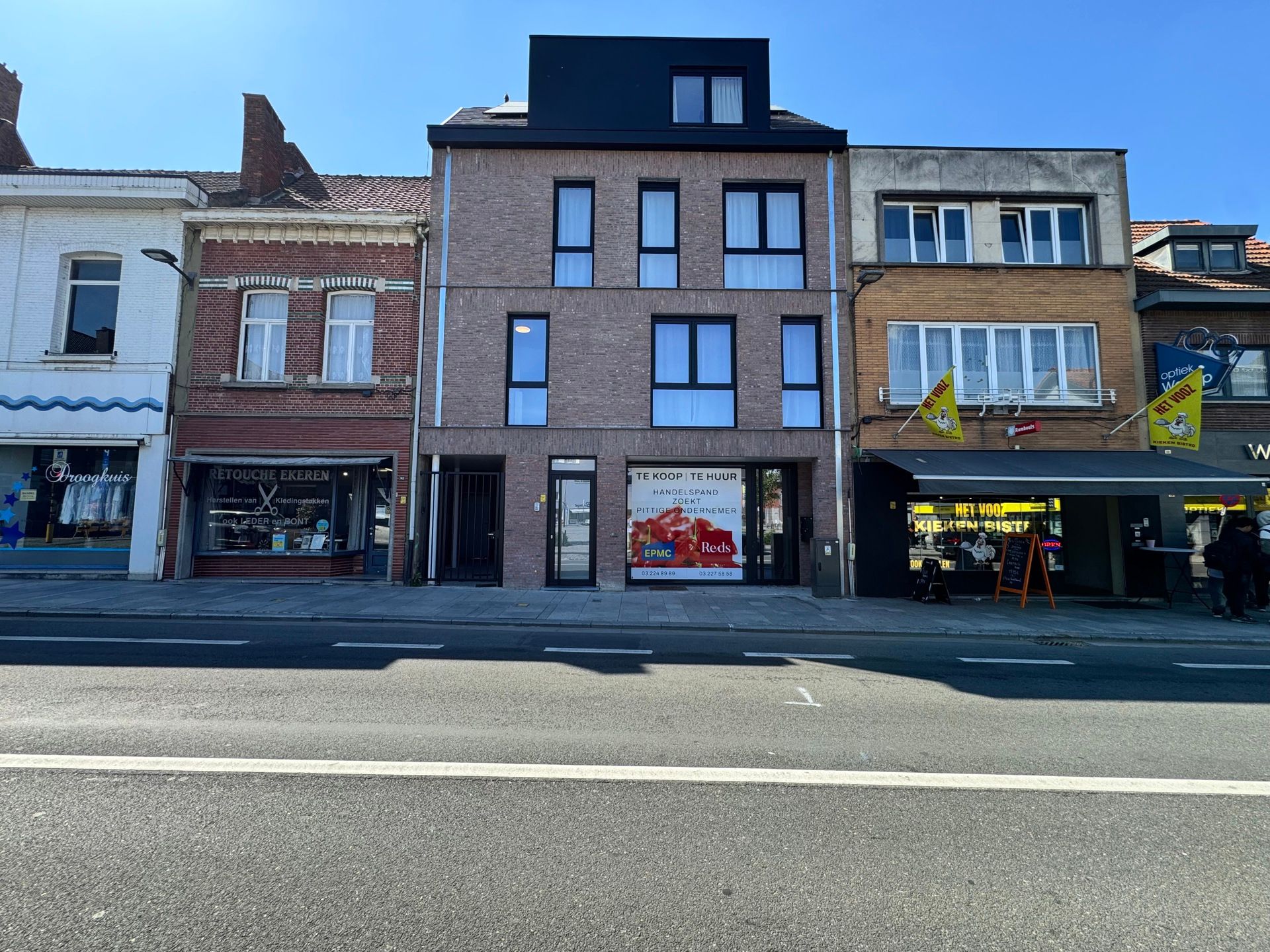 Commercieel gelijkvloers te koop te Ekeren  foto {{pictureIndex}}