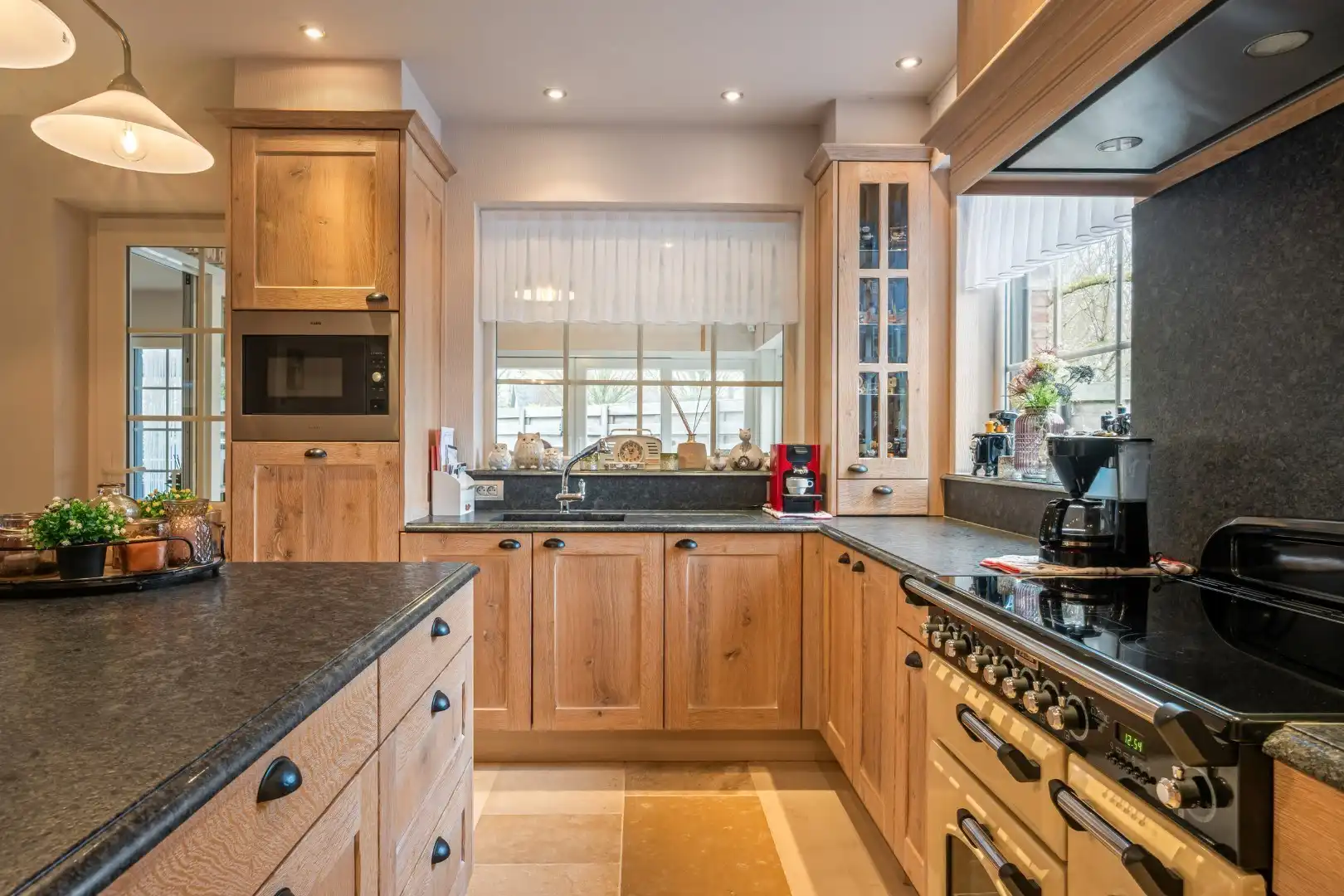 Recente halfopen woning met 3 slaapkamers, lift, garage en tuin op topligging in Ieper foto 7