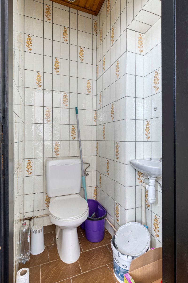 Woning met ruim magazijn en bureelruimte. foto 12