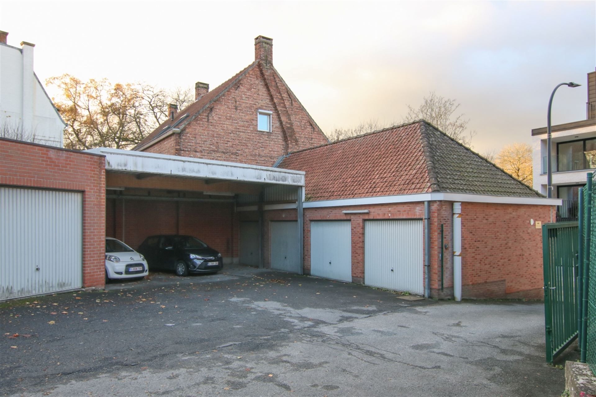 Handelspand met magazjin of projectgrond foto 5