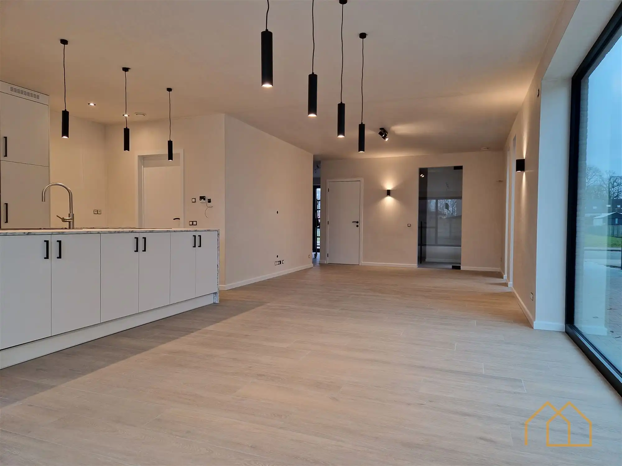 Moderne nieuwbouw met tuin en 3slk foto 3