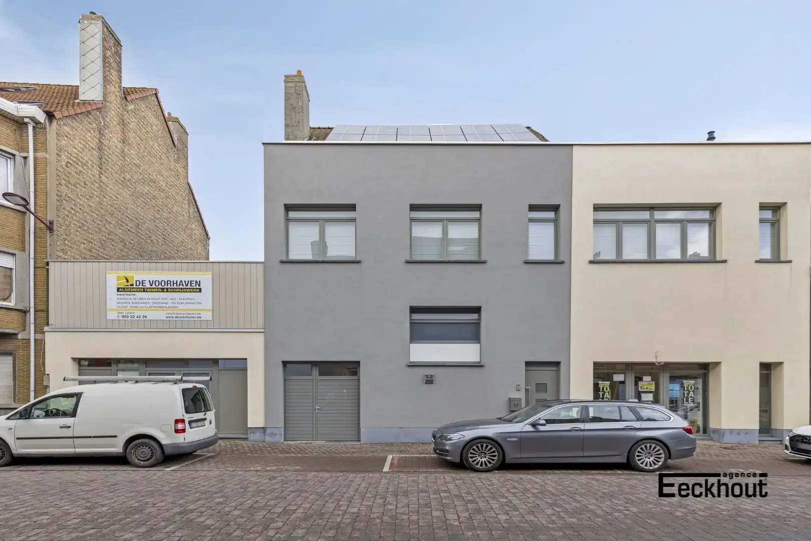 Zeer ruim ( 471 m²) pand met tal van mogelijkheden in de Vuurtorenwijk te Oostende! foto {{pictureIndex}}