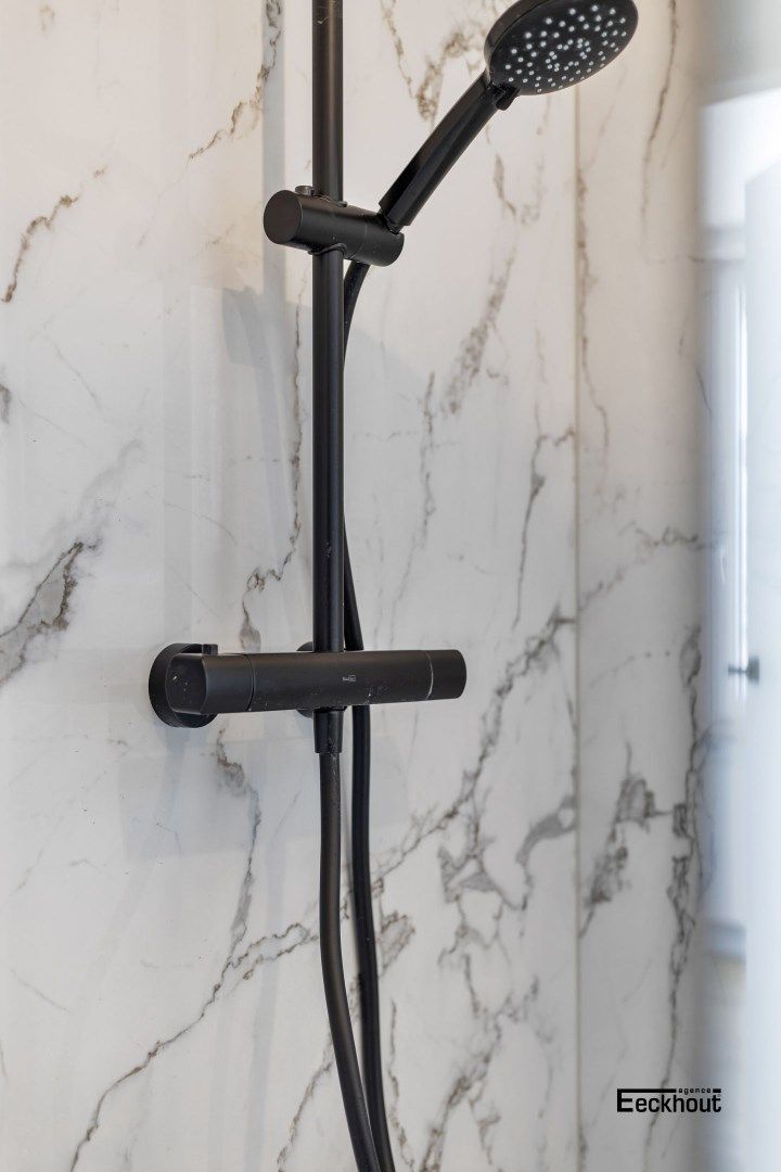 Luxe hoek-appartement met grote zonneterrassen rondom en vlakbij de zeedijk van Mariakerke! foto 11