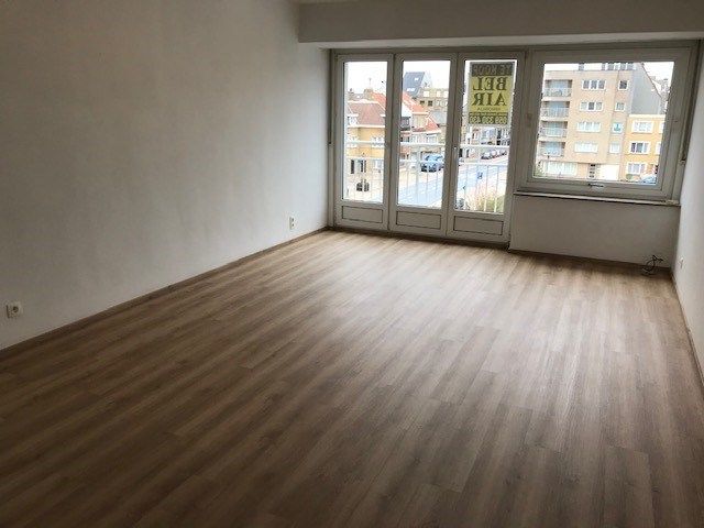 Ongemeubelde zonnige studio, vlak aan zee foto 3