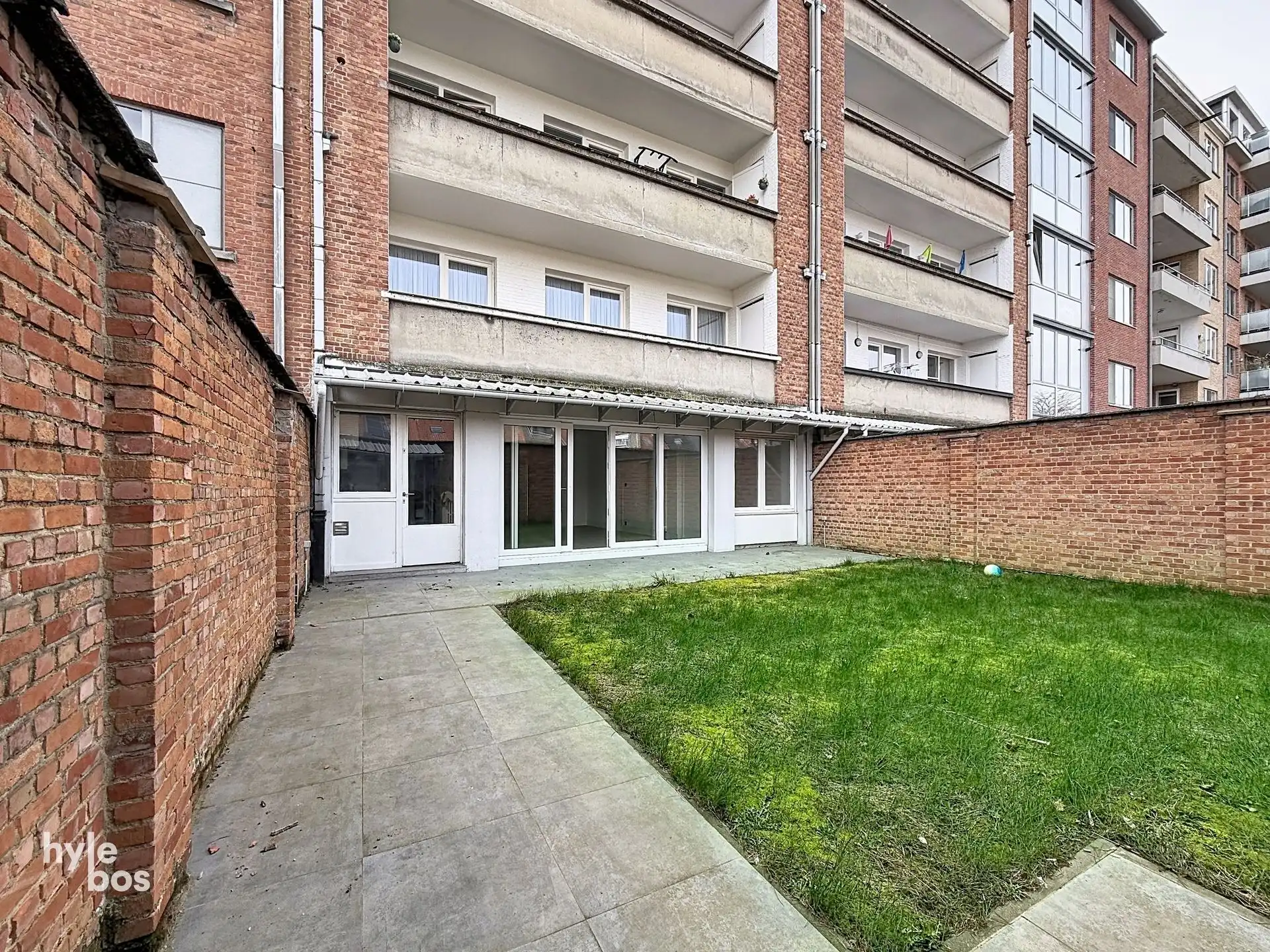 Uitzonderlijk groot gelijkvloers appartement met stadstuin en garage foto 13