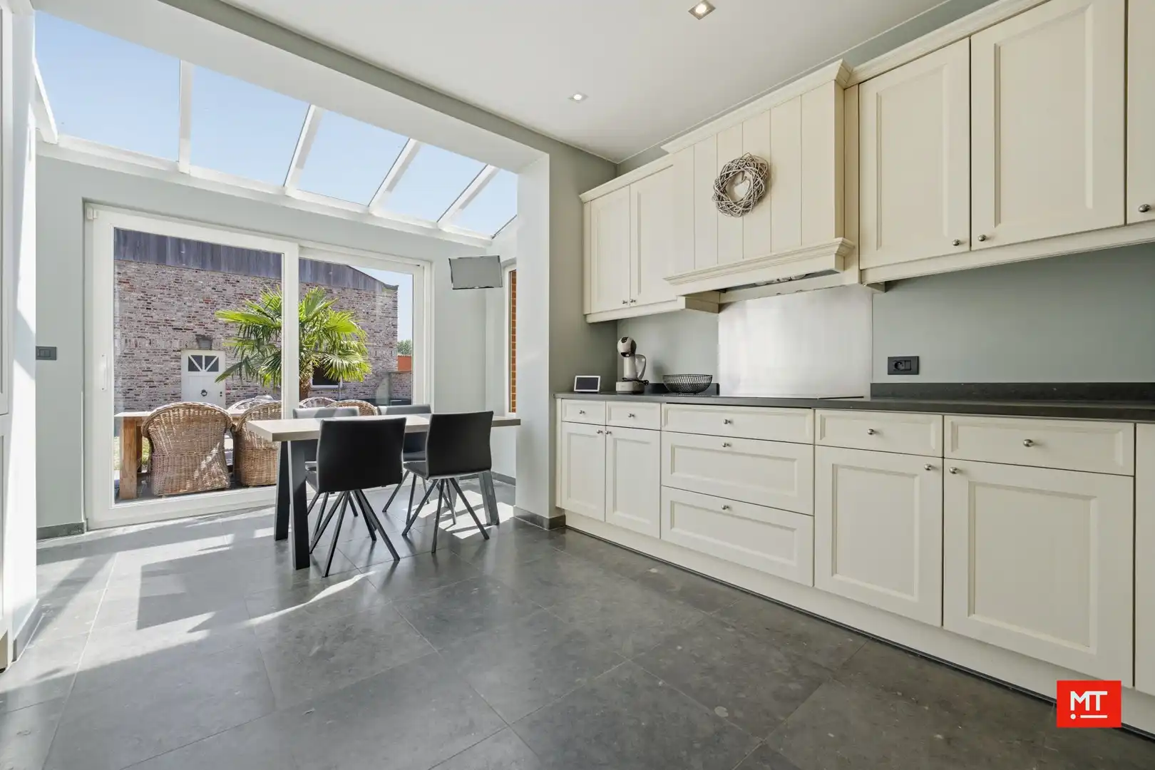 Ruime, instapklare woning met loods in het centrum van Wervik foto 13