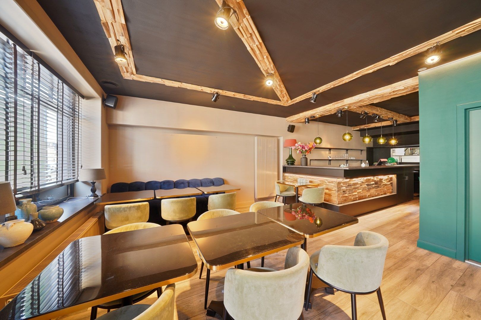 Handelszaak met woning in centrum van Kortemark foto {{pictureIndex}}