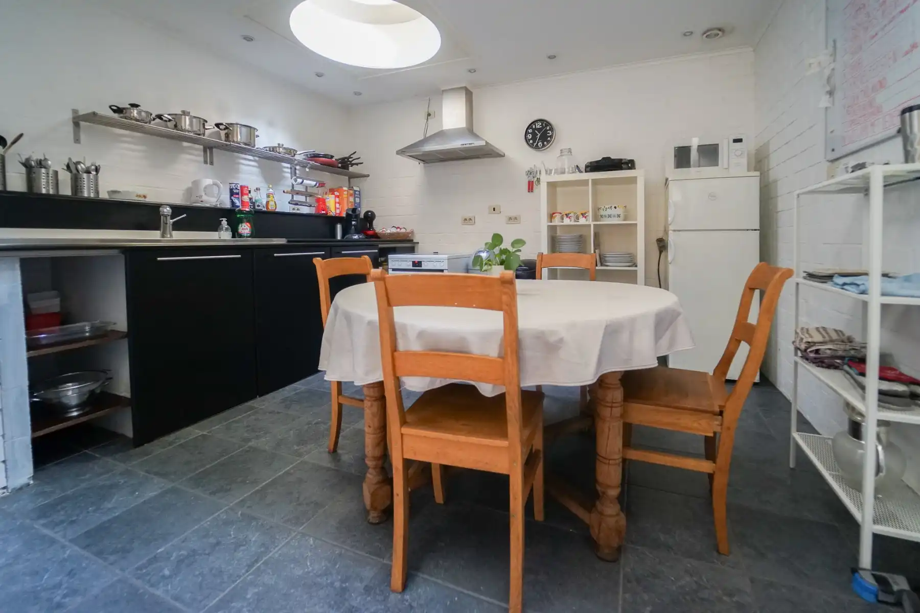 Instapklare rijwoning met 4 slaapkamers! foto 5