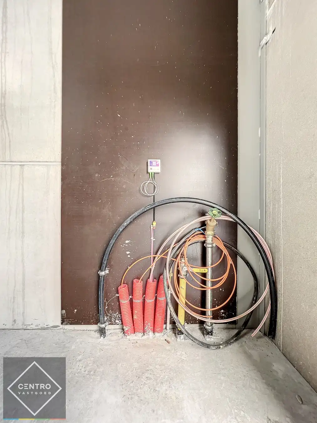 Kwalitatief en goed geïsoleerd NB MAGAZIJN (265m2), voorzien van elektrische sectionaalpoort, deur, raam (voor kantoor) en 2 private parkeerplaatsen op industriezone te Waregem. foto 4