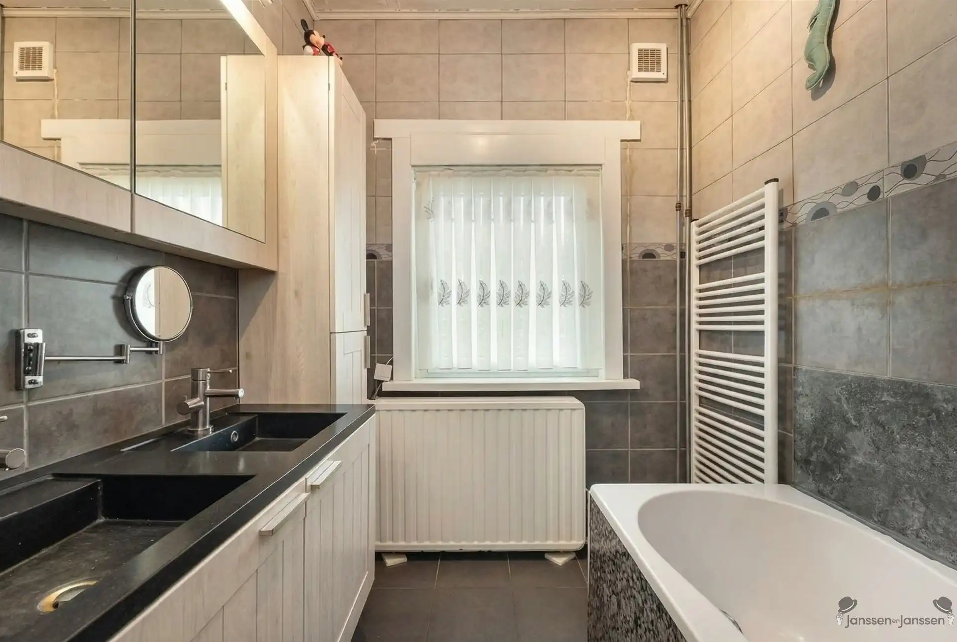 Woning met 3 (mog.4) slk, garage en ruime tuin in Brasschaat foto 8