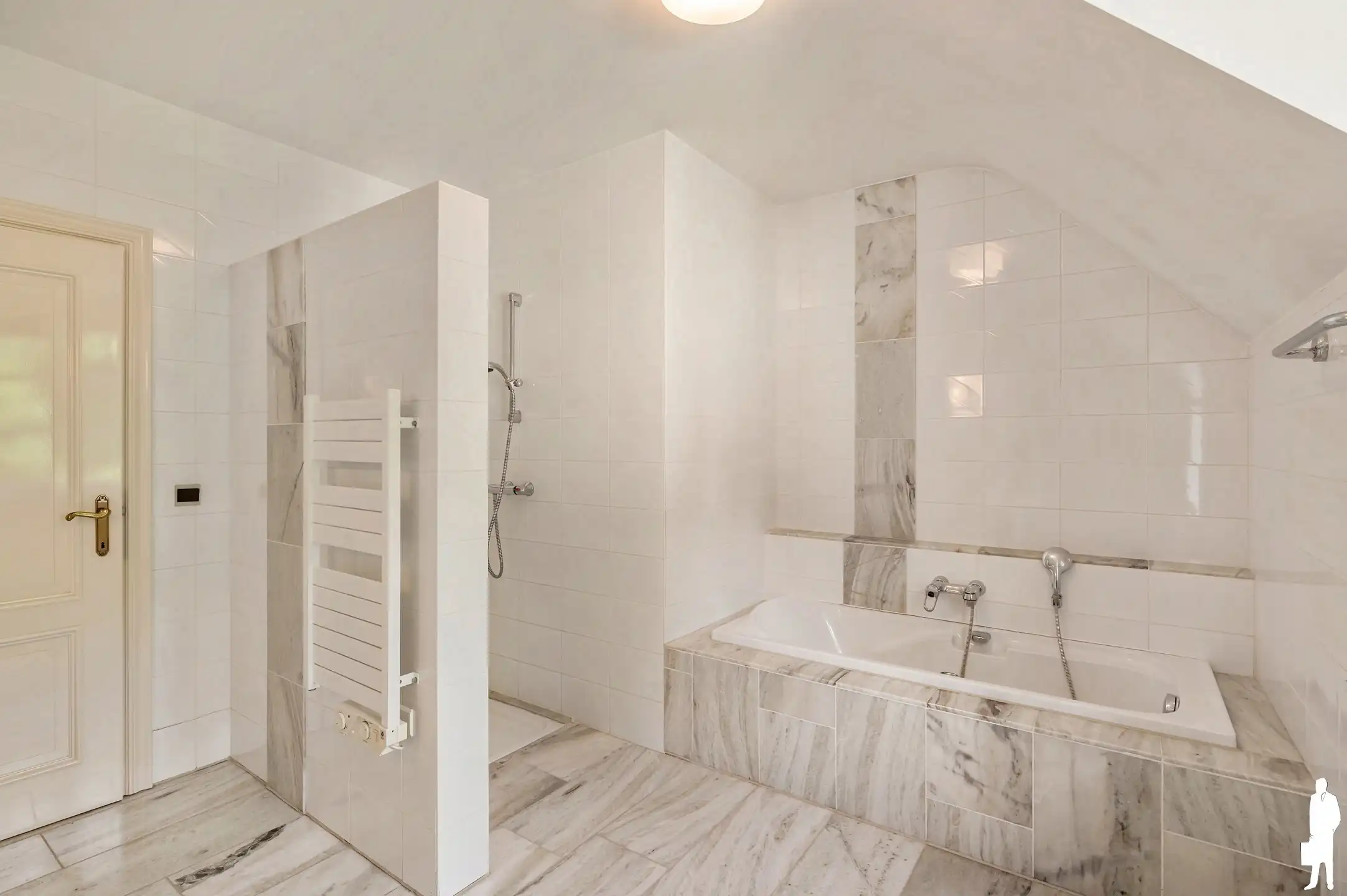 Op absolute toplocatie gelegen villa! foto 26