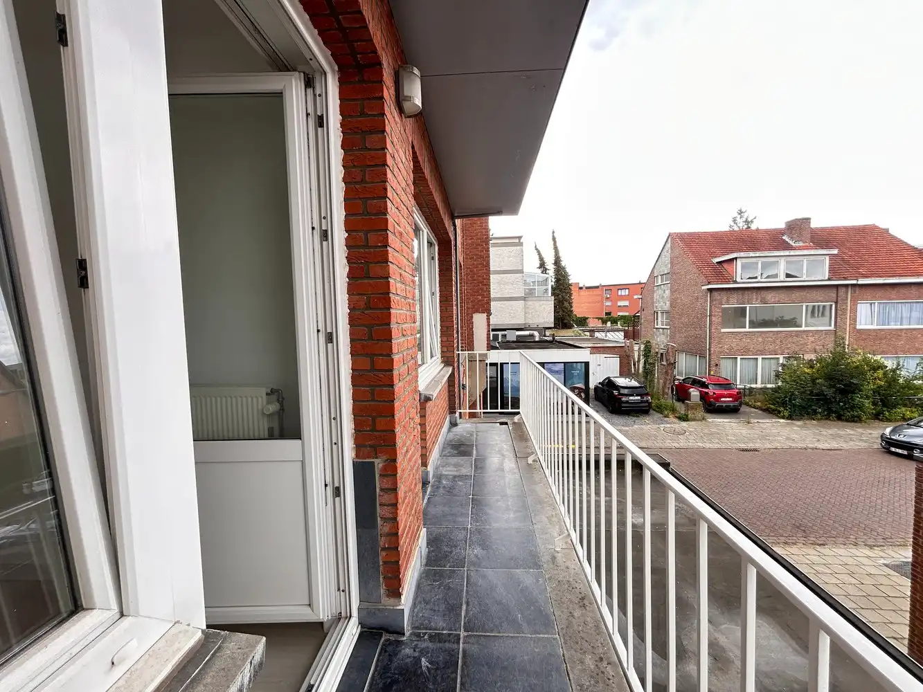 Pal in het bruisende centrum van Brasschaat gelegen 2 slaapkamerappartement in perfecte staat foto 12