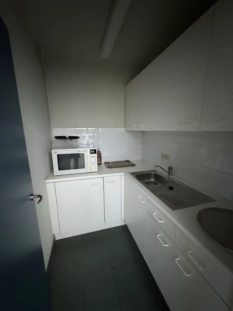 Grote magazijnruimte/atelier met kantoor te koop in Deurne  foto 9