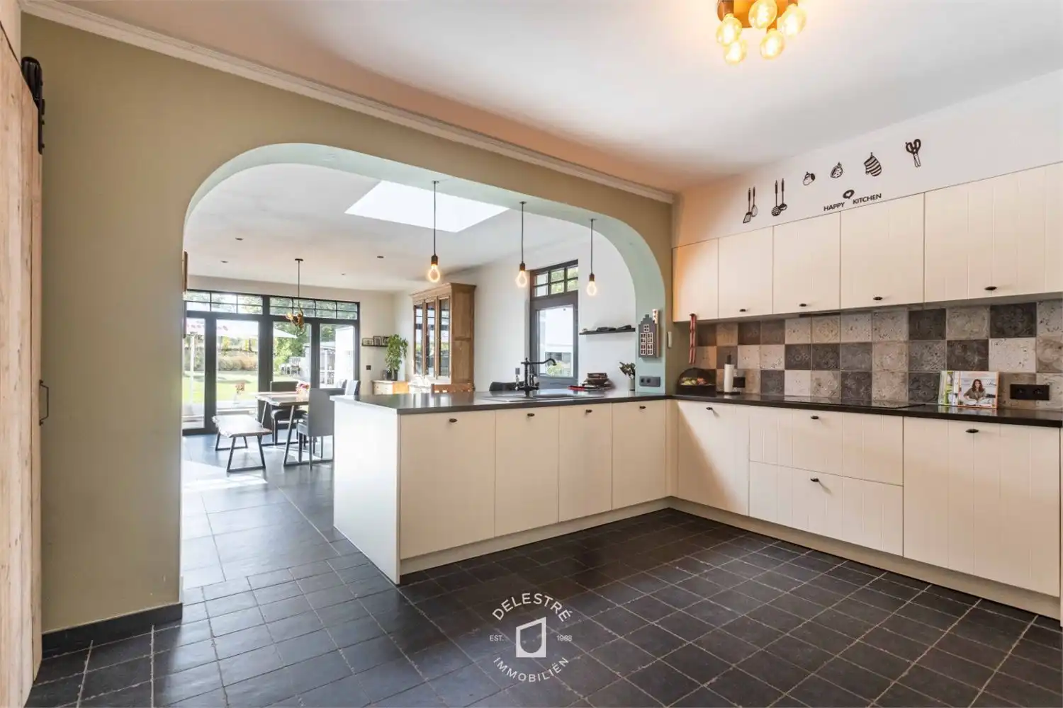 ** IN OPTIE **&nbsp;GERENOVEERDE WONING MET 6 SLPK. EN TUIN foto 7