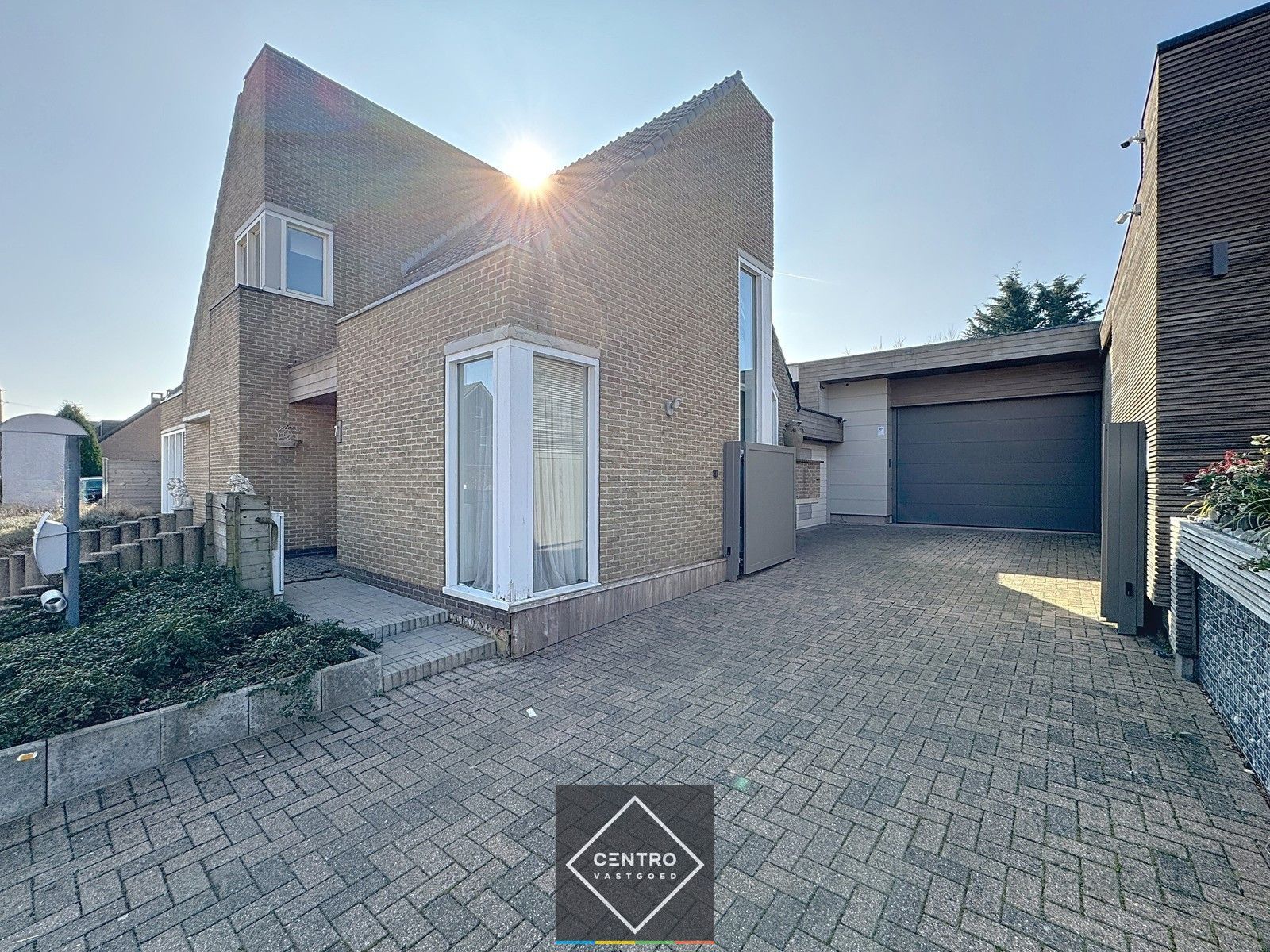 INSTAPKLARE woning met 4 slpks, 2 badks, PRAKTIJKRUIMTE en met MAGAZIJN! foto 3