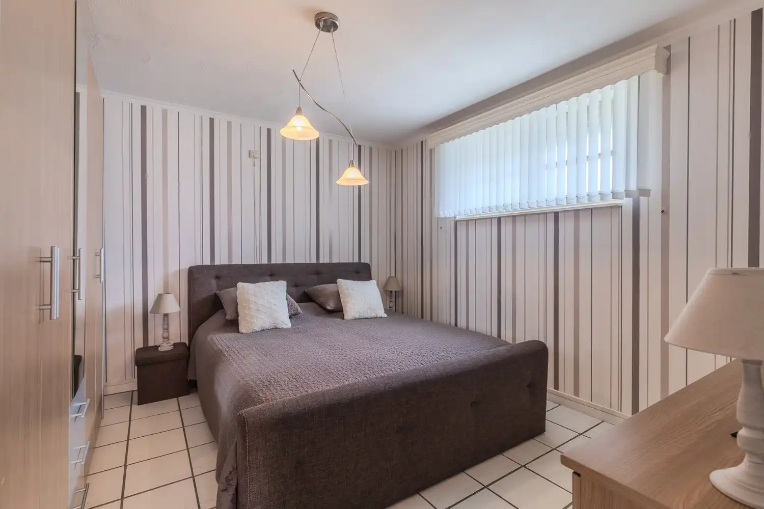 Instapklare woning met drie slaapkamers, ruime tuin en twee garageboxen in hartje Rekem! foto 30