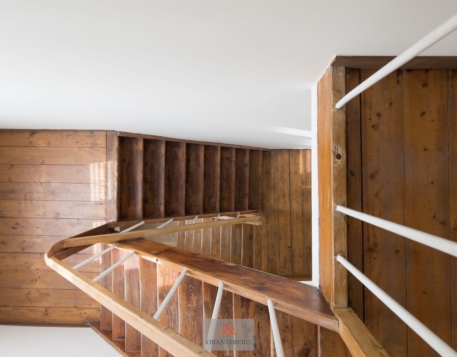 Ruime gerenoveerde burgerwoning nabij de Visserij foto 32