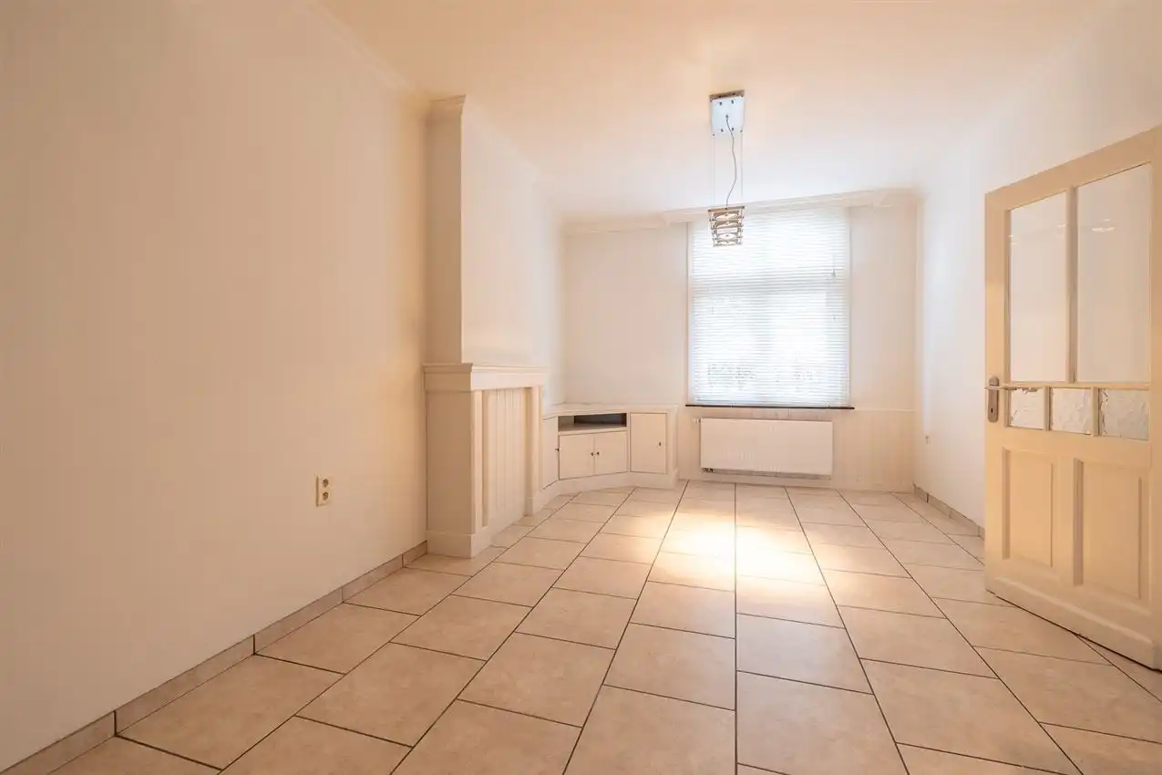 Stadswoning met drie slpk en tuintje op gunstige locatie foto 3