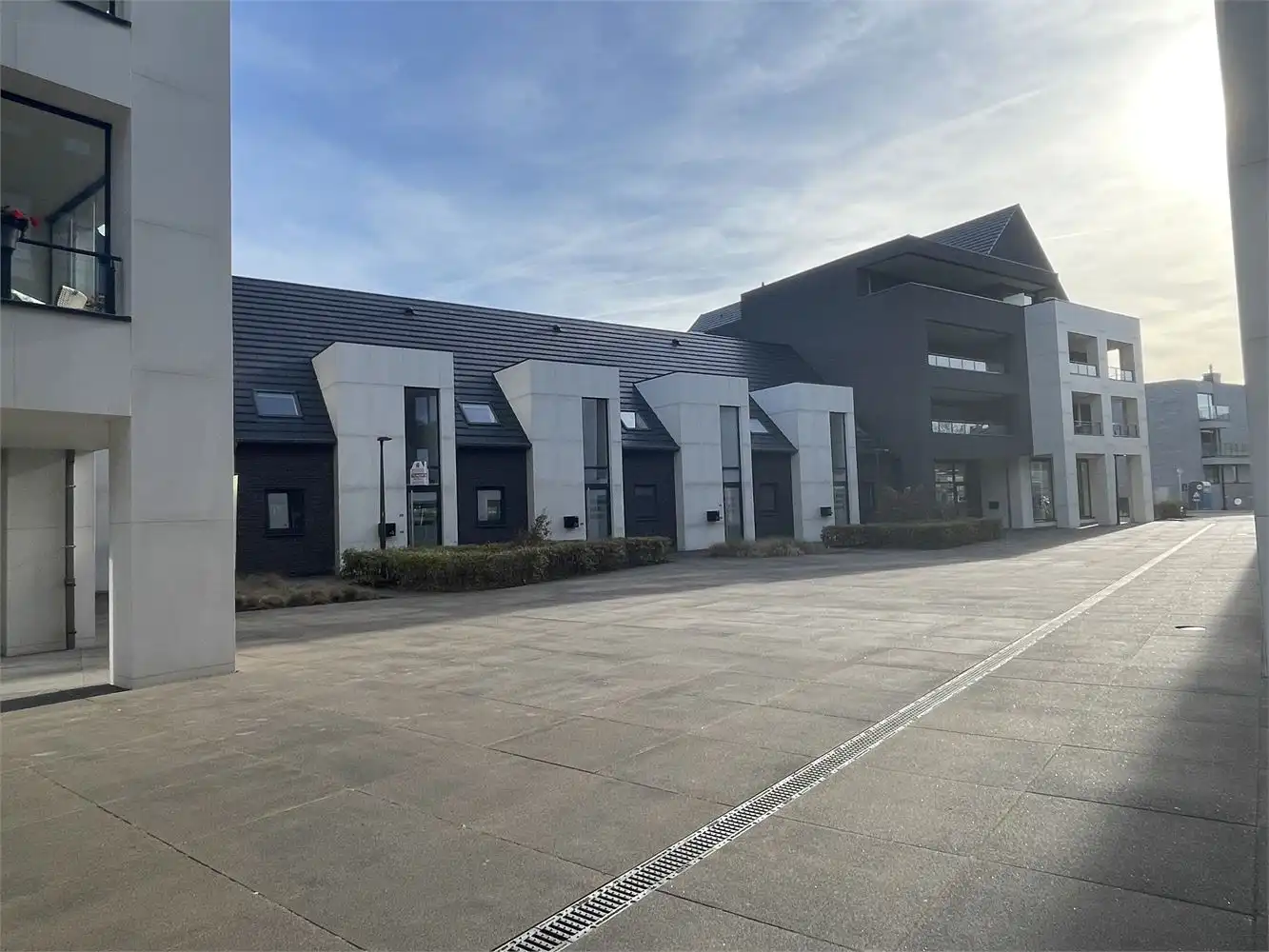 Moderne gezinswoning met 3 slaapkamers, tuin en garage in het hart van Zutendaal foto {{pictureIndex}}