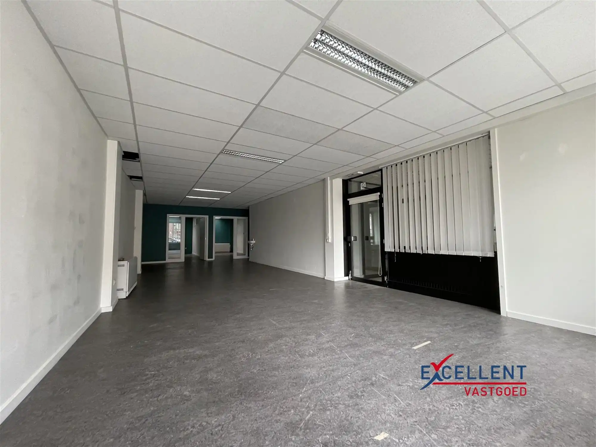 Commerciële handelsruimte te huur op toplocatie in het centrum van Deinze foto {{pictureIndex}}