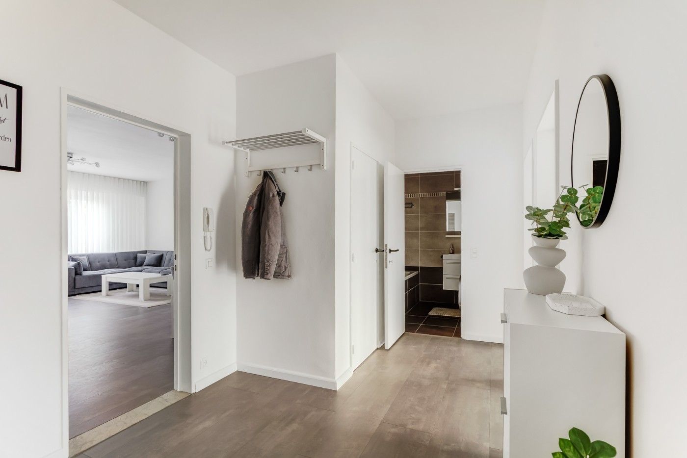 Gerenoveerd app. op 1e verd. met 3 slpk. en garage foto 2