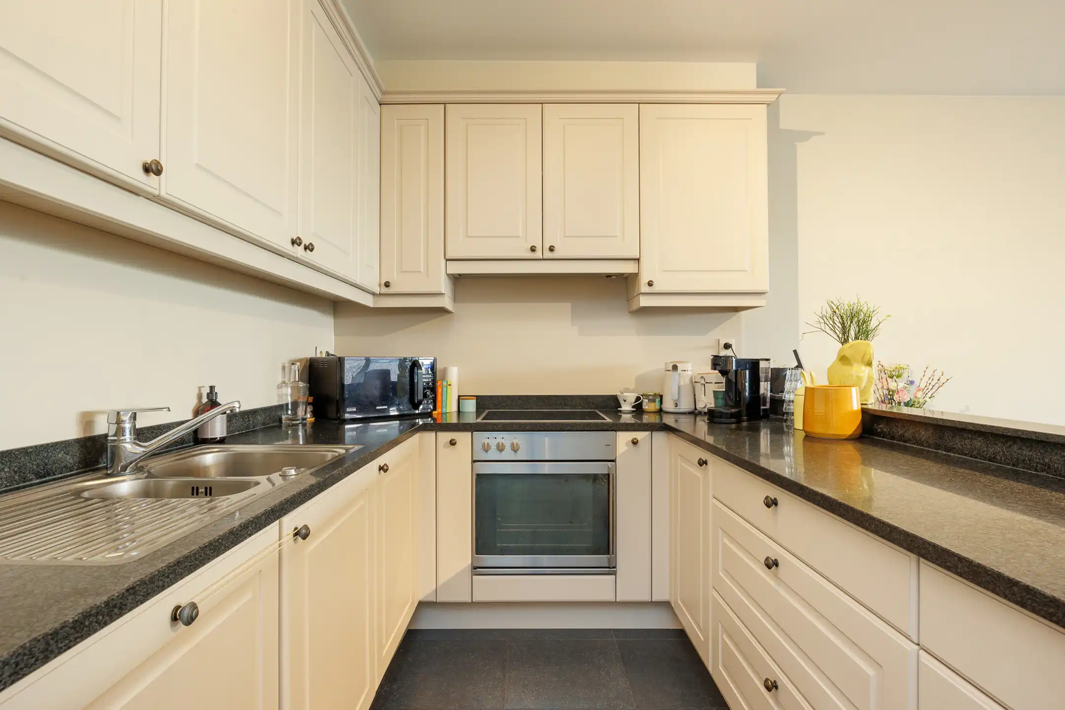 Gelijkvloers appartement met terras/tuintje te huur foto 8