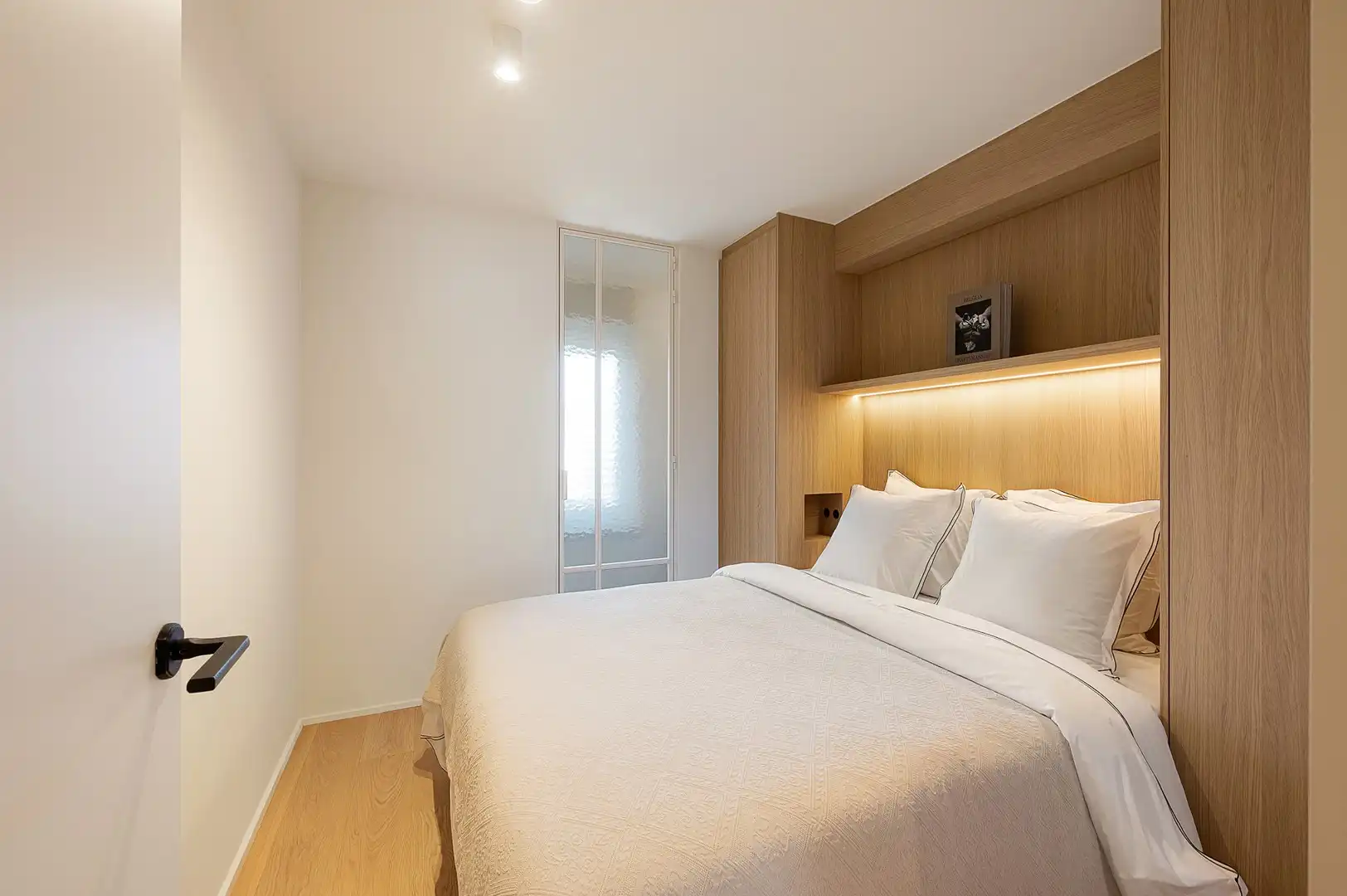 Gerenoveerd 3-slaapkamerappartement met frontaal zeezicht. foto 18