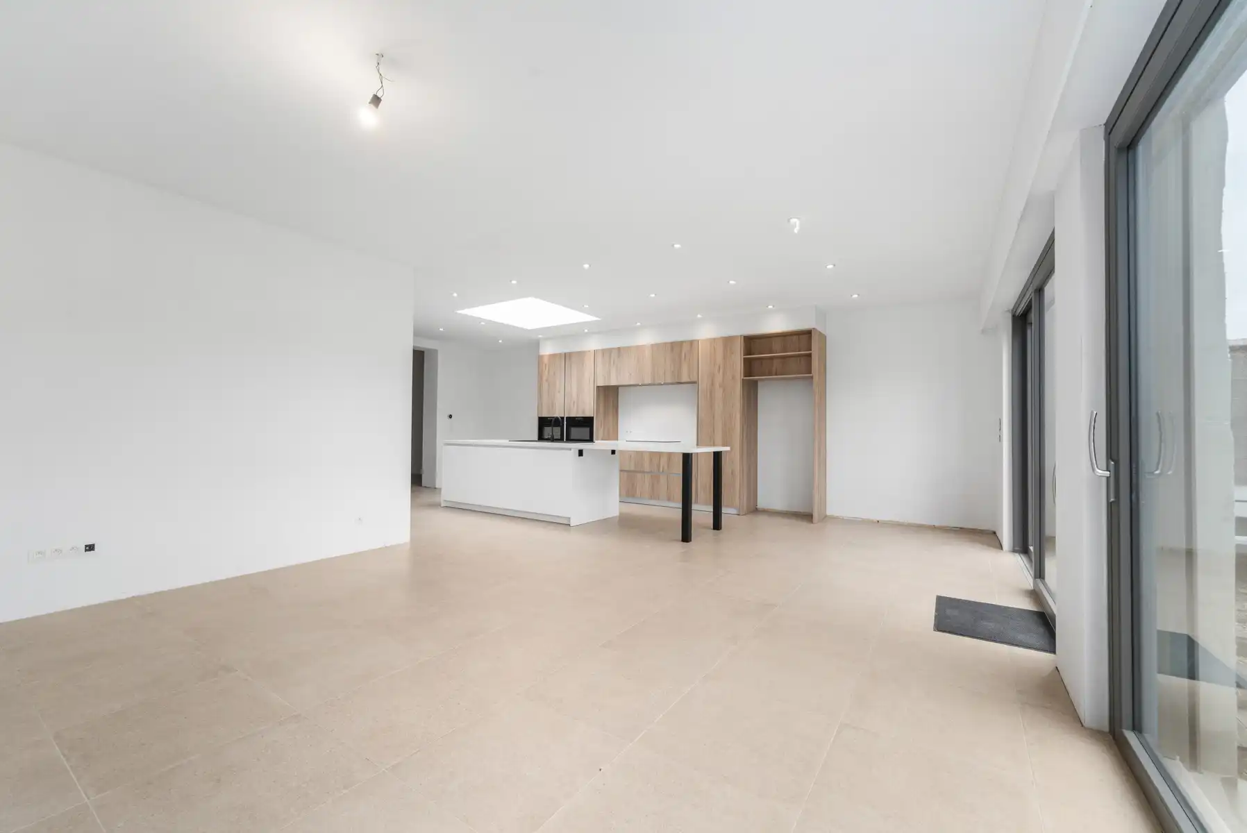 TE KOOP - Ruime deels gerenoveerde woning van 280m²  foto 2