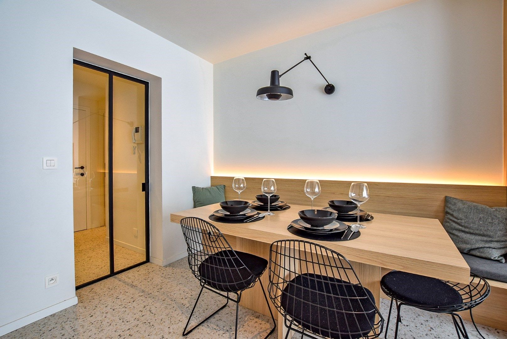 Gerenoveerd 2-slaapkamerappartement vlakbij het strand te Koksijde-Bad. foto 3